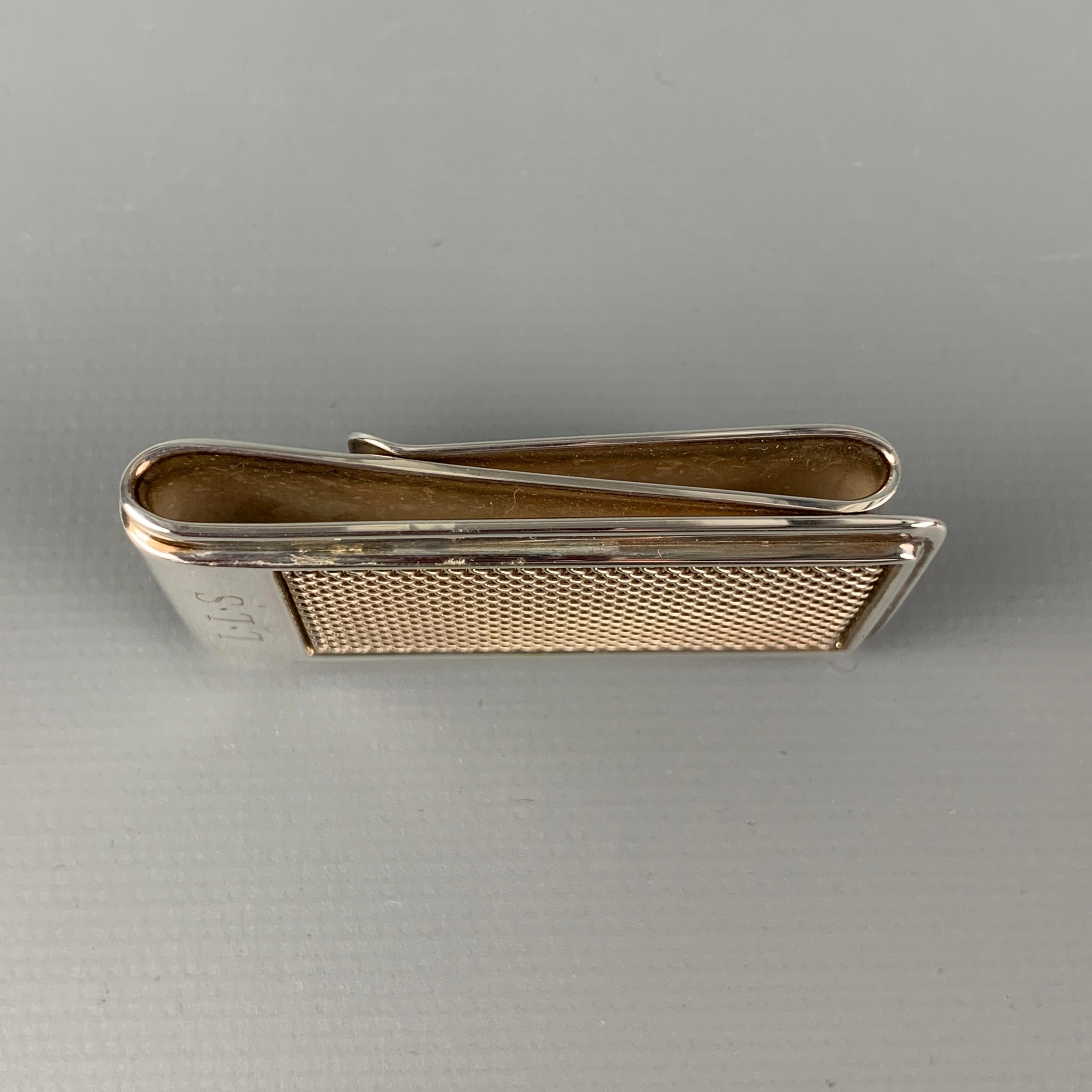 Vintage TIFFANY & CO. money clip comes in a diamond point sterling silver. Includes pouch. 

Very Good Pre-Owned Condition.

Measurements:

Length: 2 in.
Height: 1 in. 