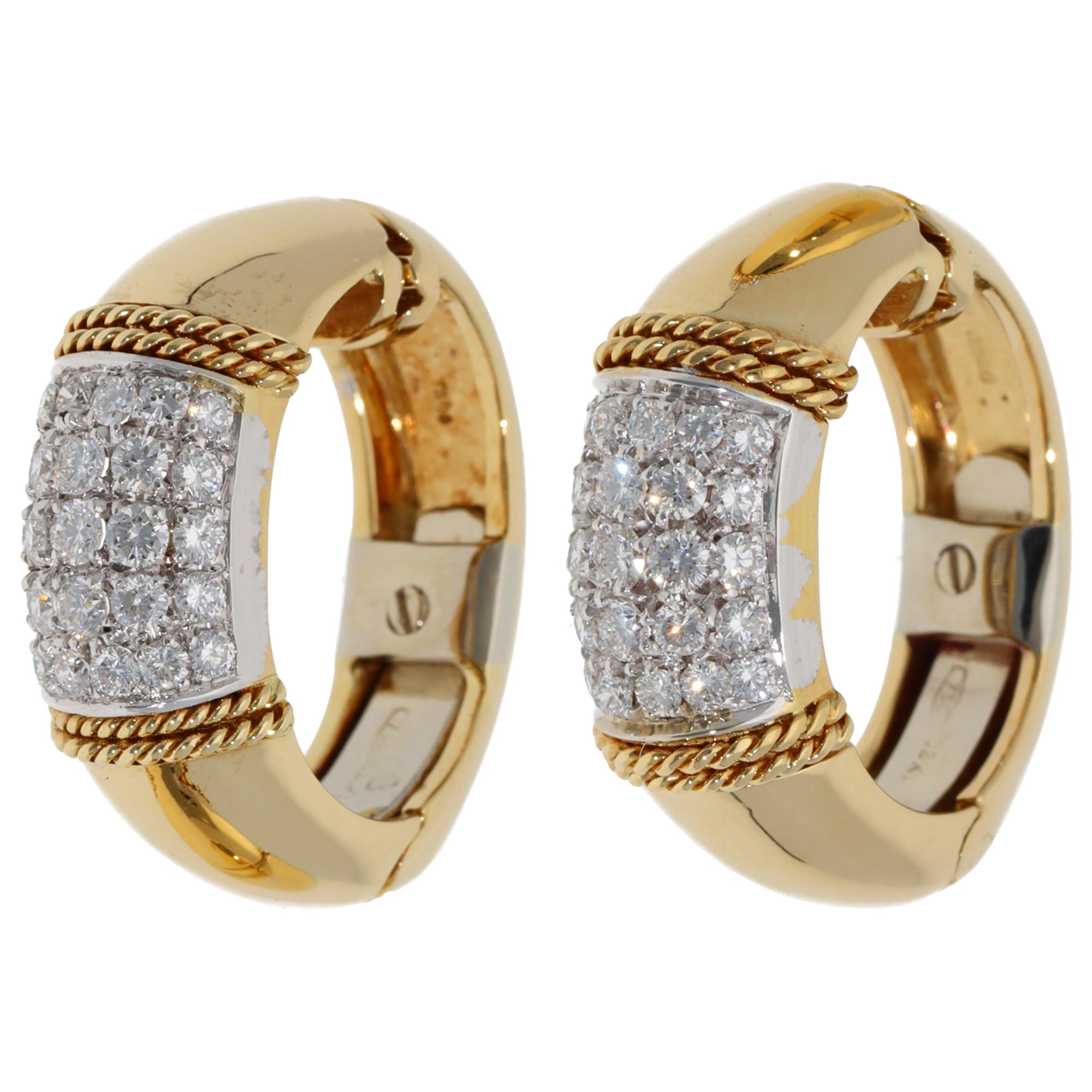Bellissimi orecchini a cerchio vintage di Tiffany & Co. con diamanti a forma di corda e incastonati in oro giallo e bianco 18 carati.

Dalla collezione fuori produzione di Tiffany, gli orecchini sono incastonati con 60 diamanti rotondi a taglio