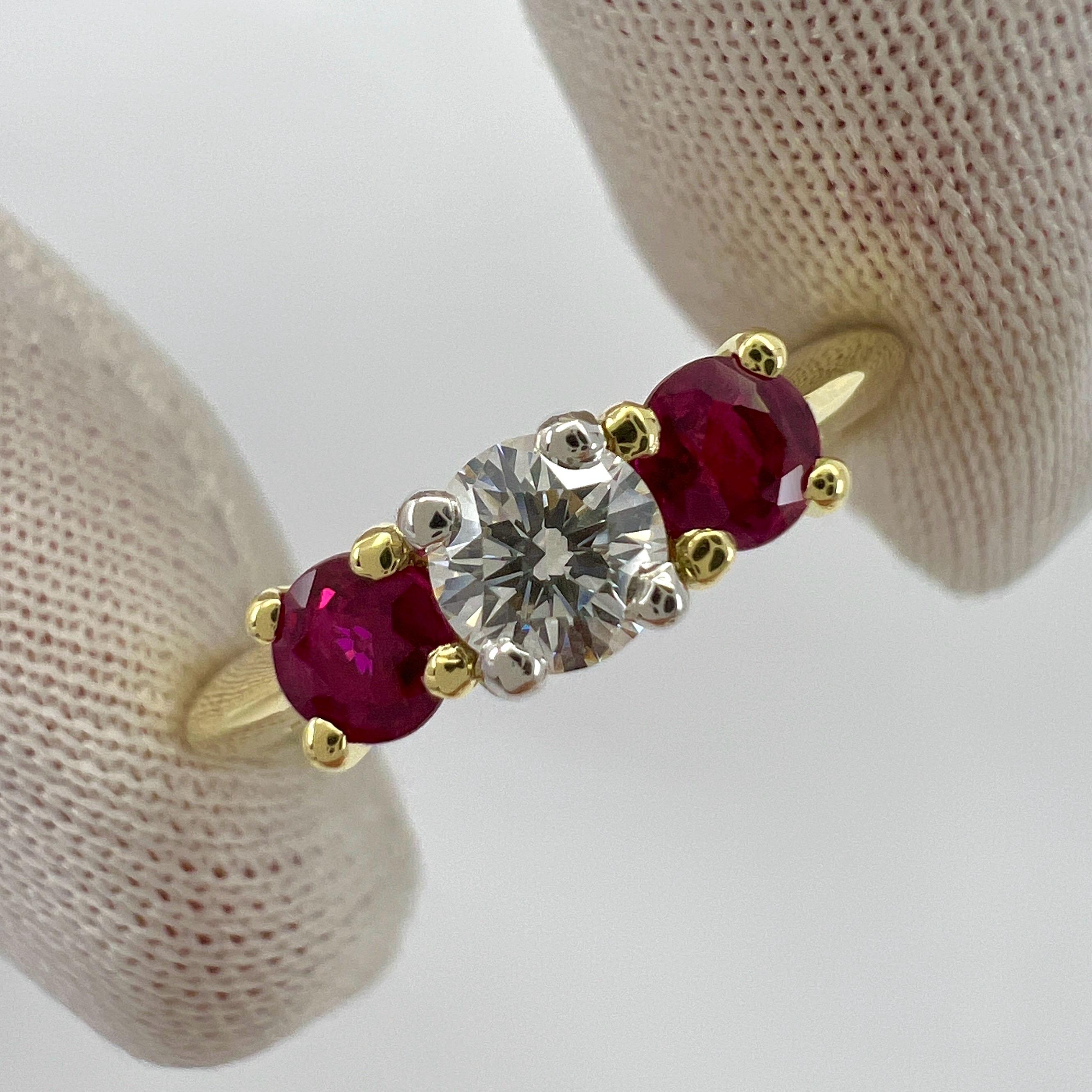 Vintage Tiffany & Co Round Cut Diamond & Ruby 18k Gelbgold & Platin Drei Stein Ring.

Edle Juweliere wie Tiffany verwenden nur die feinsten Diamanten und Edelsteine für ihre Schmuckstücke, und dieses Stück ist keine Ausnahme. Ein 4 mm großer Diamant