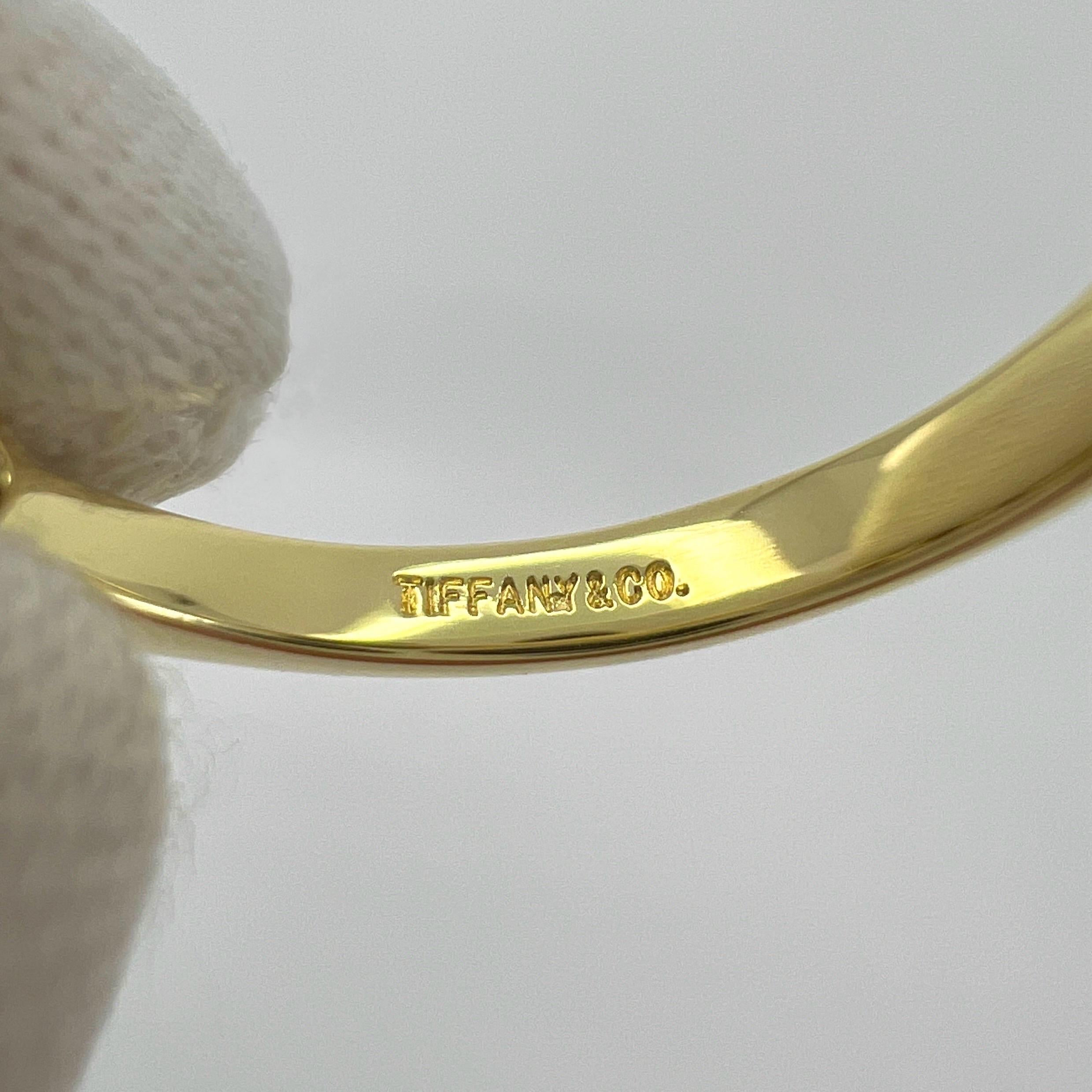 Tiffany & Co, bague vintage à trois pierres en or jaune 18 carats, diamants et rubis en vente 4