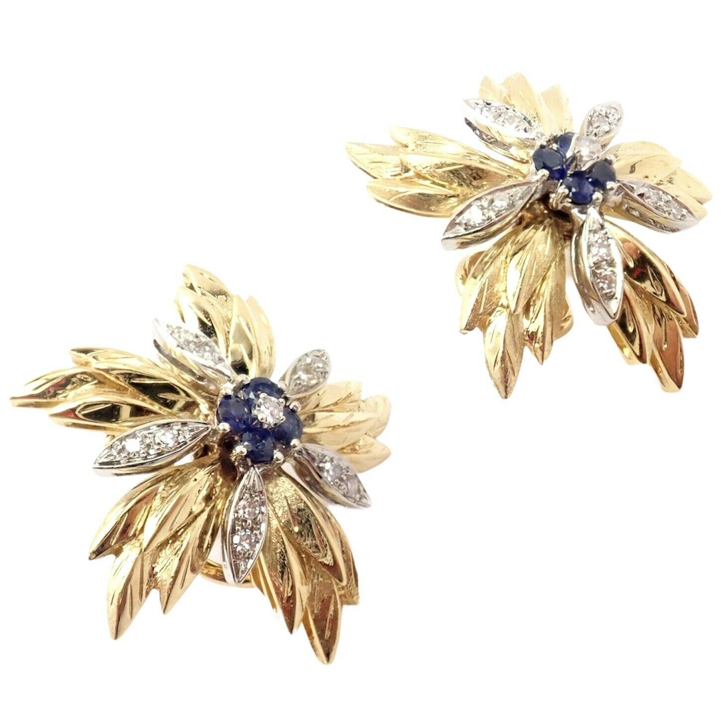 18k Gelbgold Vintage Diamant und Saphir Blume Ohrringe von Tiffany & Co. 
Mit 22 runden Diamanten im Brillantschliff VS1 Klarheit, G Farbe Gesamtgewicht ca. .22ct
8 Saphirsteine à 2mm
Diese Ohrringe sind für gepiercte Ohren geeignet.
Einzelheiten: