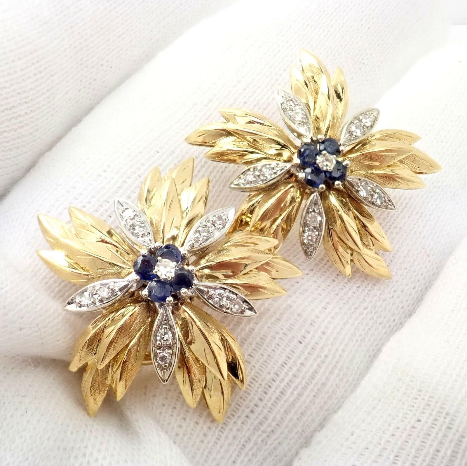 Vintage Tiffany & Co.. Blumenohrringe aus Gelbgold mit Diamanten und Saphiren (Brillantschliff) im Angebot