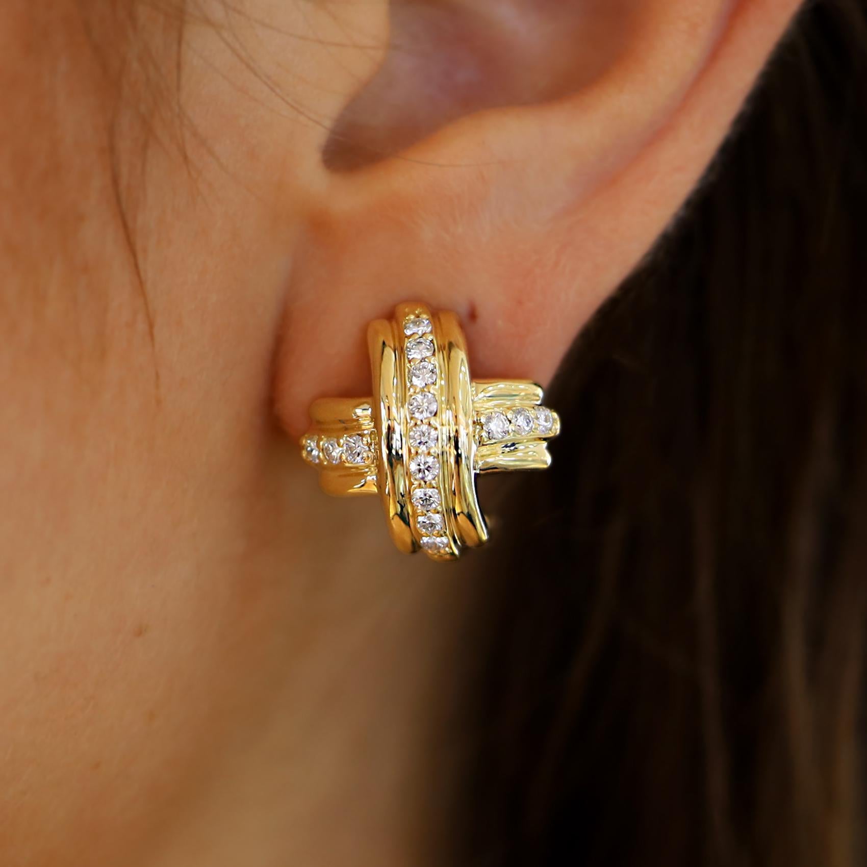 Genießen Sie klassischen Tiffany-Luxus mit diesen charakteristischen Diamant-X-Ohrringen. CIRCA 1990er Jahre, gefertigt aus 18 Karat Gelbgold mit sicheren Omega-Bügeln, die sich genau an Ihr Ohr schmiegen. Diese gebrauchten, signierten Schätze von