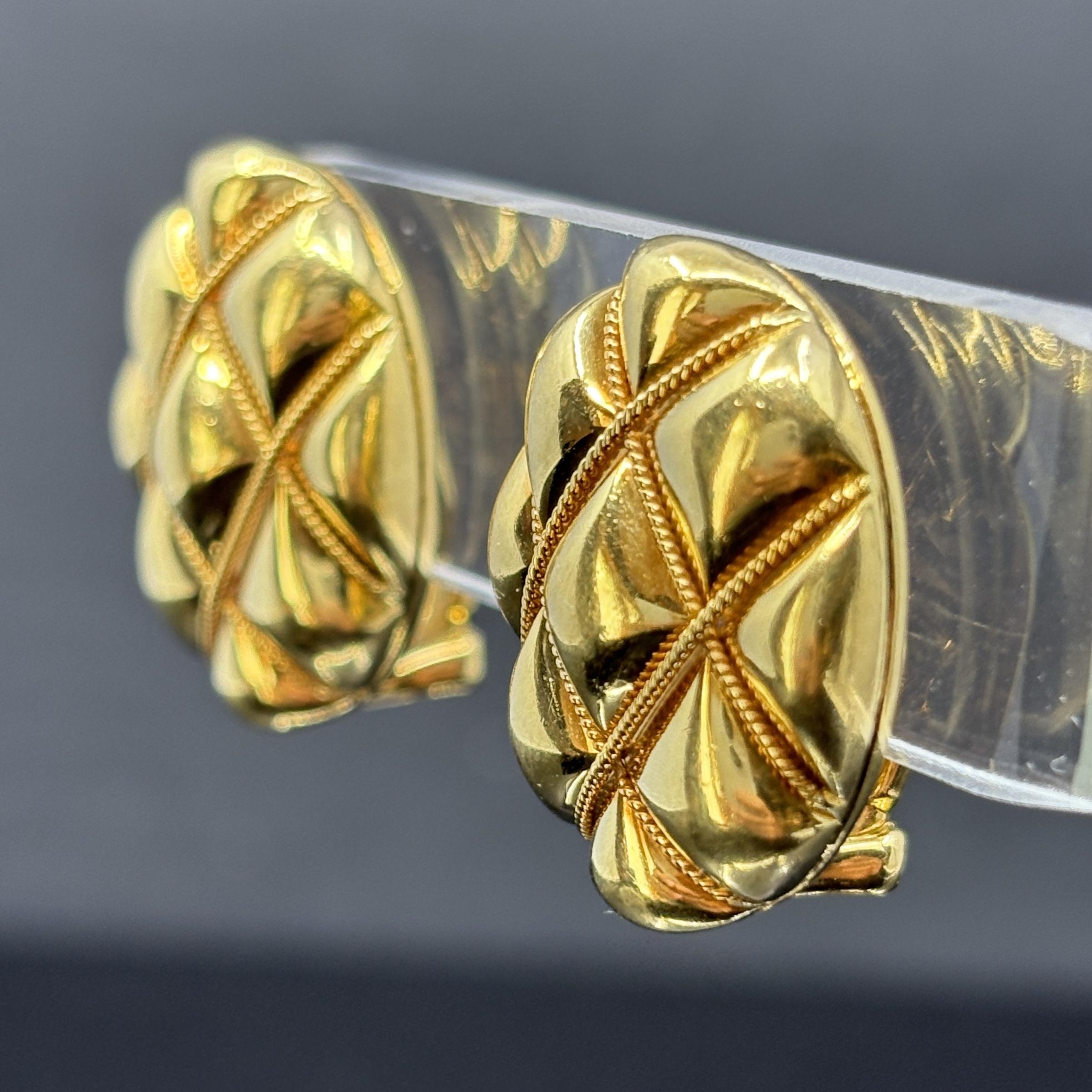 Orecchini a clip trapuntati d'epoca Tiffany & Co. in oro giallo 18 ct.

Audaci e di grande dimensione, questi orecchini a clip vintage di Tiffany & Co. presentano un motivo scultoreo trapuntato in ricco oro giallo 18 carati. La forma a cupola è