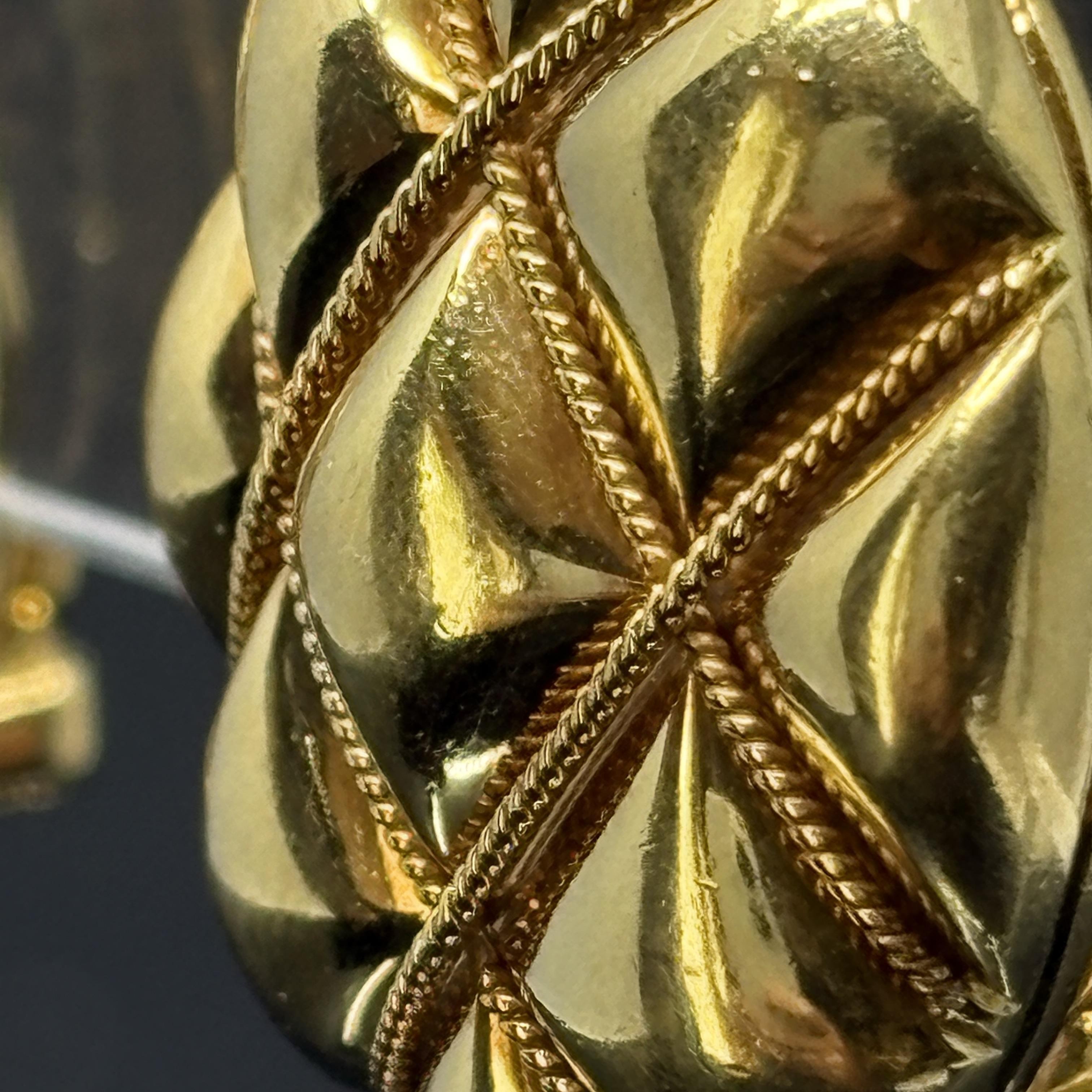 Donna Tiffany & Co. d'epoca. Clip per orecchini con cuscino ovale trapuntato in oro giallo 18 carati in vendita