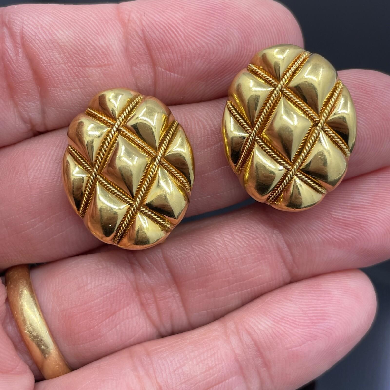 Tiffany & Co. d'epoca. Clip per orecchini con cuscino ovale trapuntato in oro giallo 18 carati in vendita 1