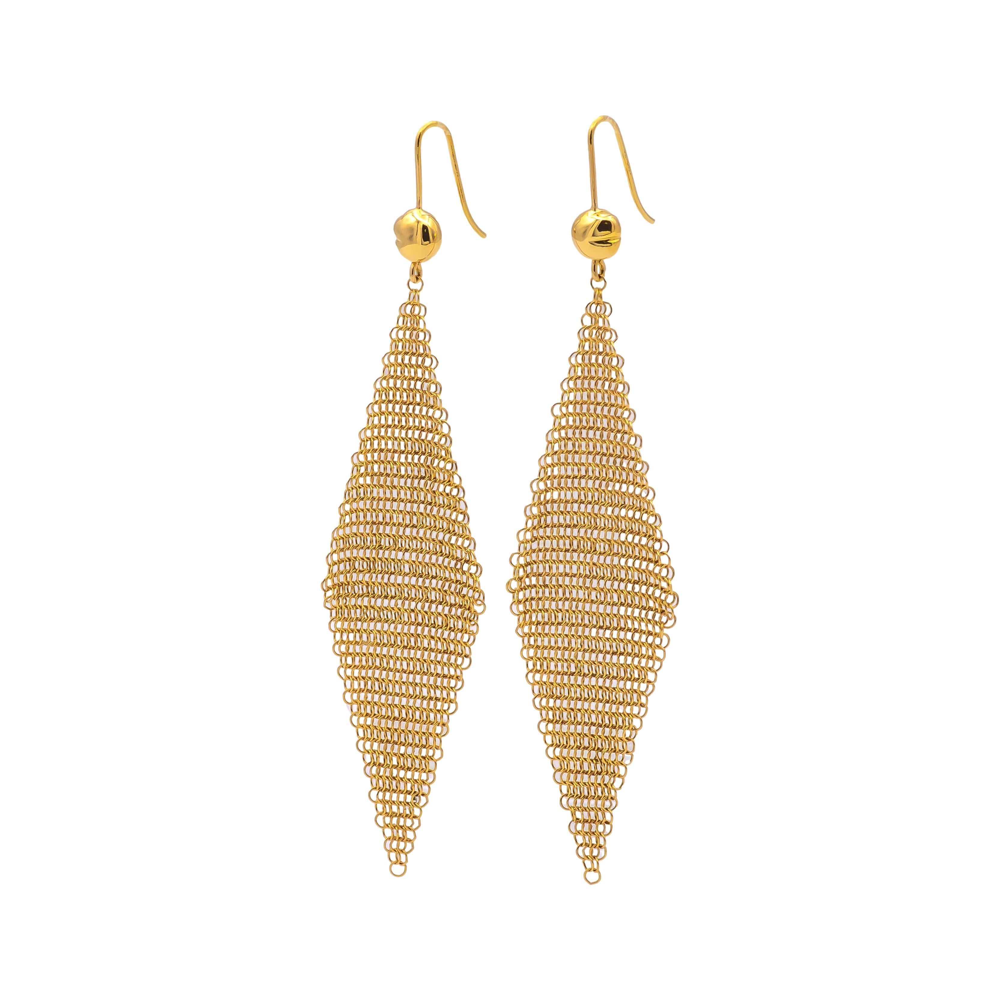 This vintage pair of Tiffany & Co. Elsa Peretti Mesh Earrings is crafted in 18K yellow gold and measures 3 inches in length. The earrings feature a practical hook fastening and are hallmarked with T&Co, 750, PERETTI, 1981, indicating authenticity