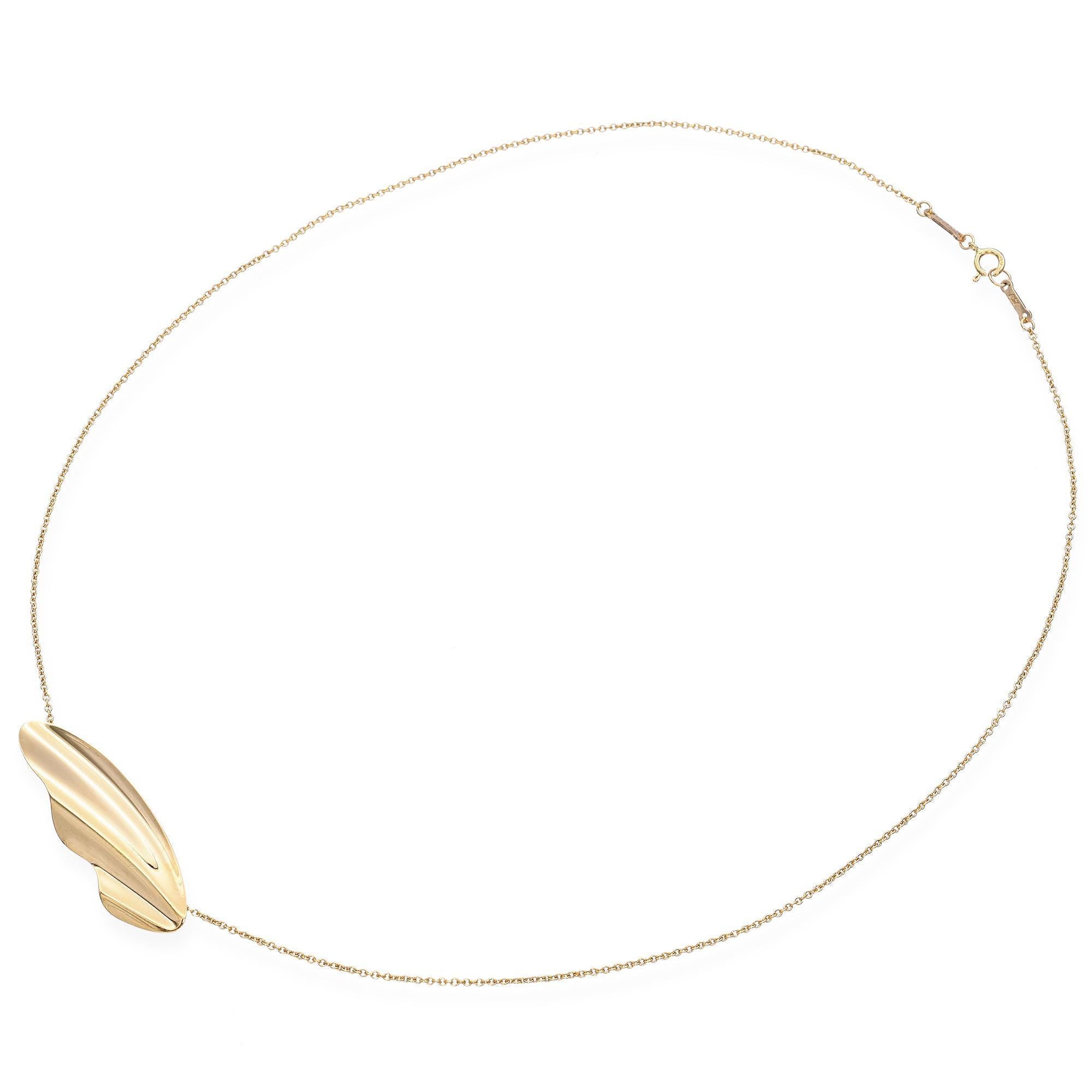 La collezione High Tide di Elsa Peretti for Tiffany & Co. trae ispirazione dal ritmico flusso e riflusso dell'oceano, catturando l'eleganza della natura attraverso graziosi design ondulati. La collezione presenta pezzi come orecchini e collane,