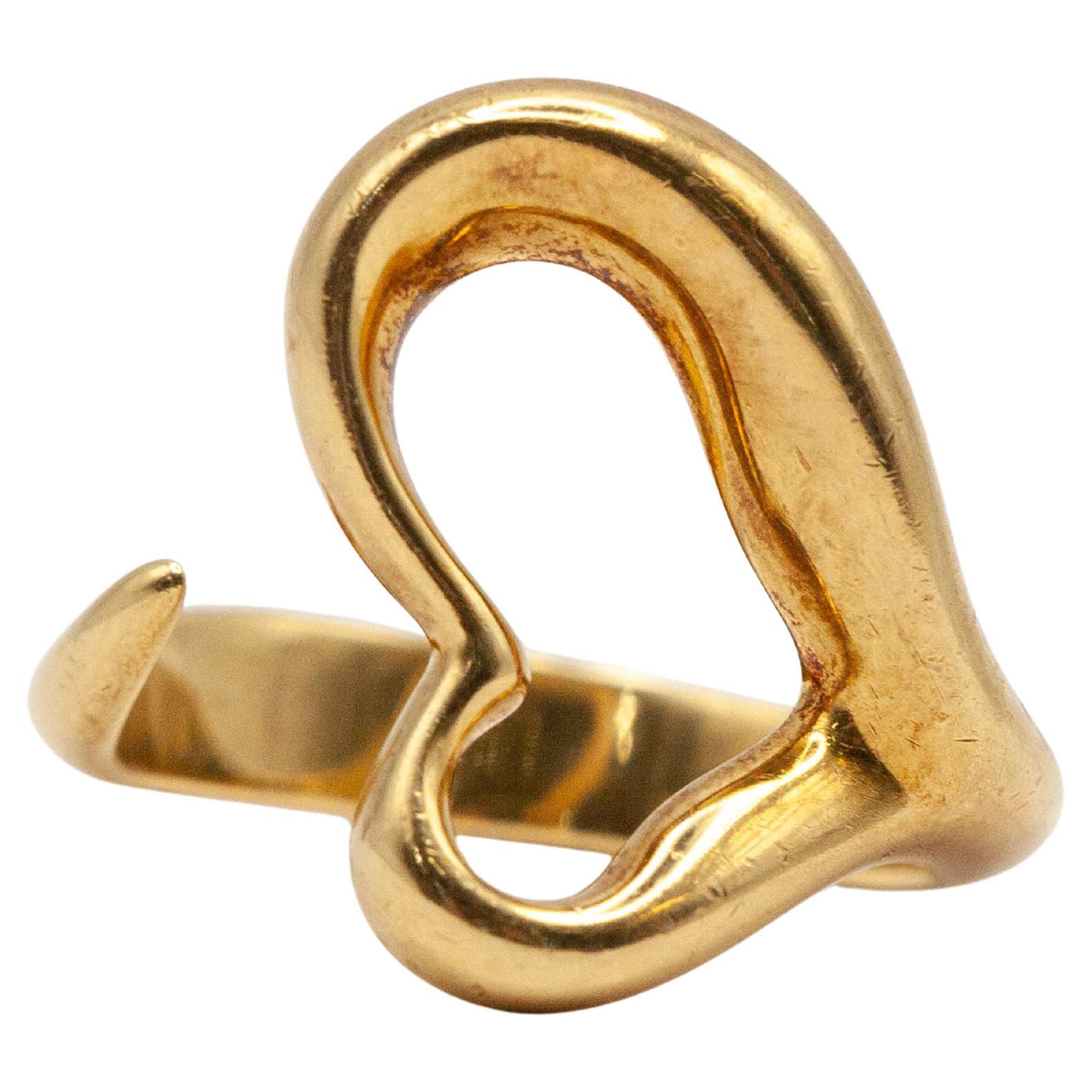 Weinlese Tiffany & Co. Elsa Peretti Ring mit offenem Herz aus 18k Gelbgold

Ringgröße: 5,75

Ungefähres Gewicht: Brutto - 10,70 Gramm

Ungefähre Maße:
Ring oben 17,7 mm an der breitesten Stelle

Punzierungen: 18k © Tiffany & Co. Peretti 