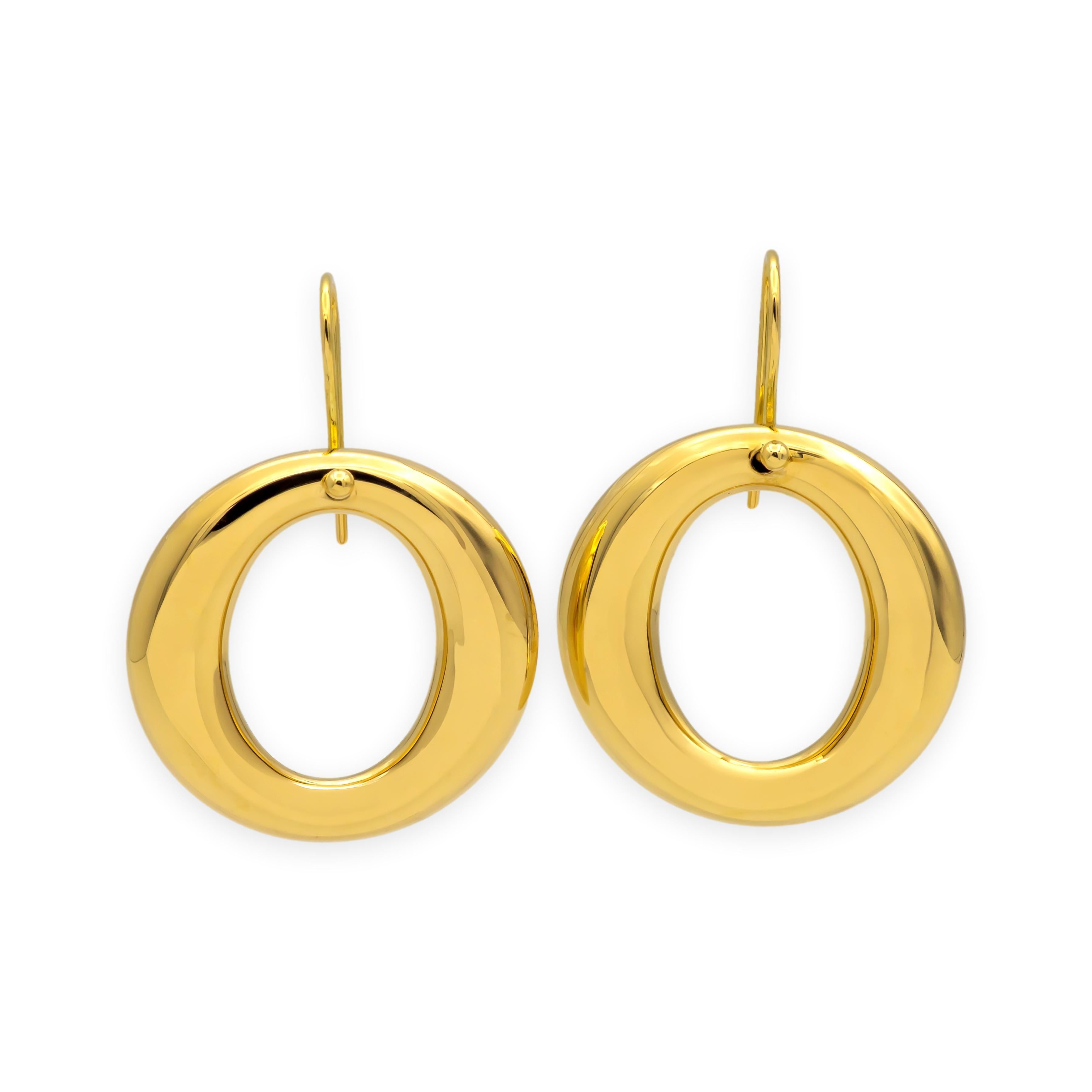 Queste Tiffany & Co. vintage. Gli orecchini Elsa Peretti Sevillana sono realizzati in ricco oro giallo 18 carati e presentano l'iconica forma ovale aperta della stilista. La silhouette liscia e scultorea cattura l'estetica minimalista e l'eleganza