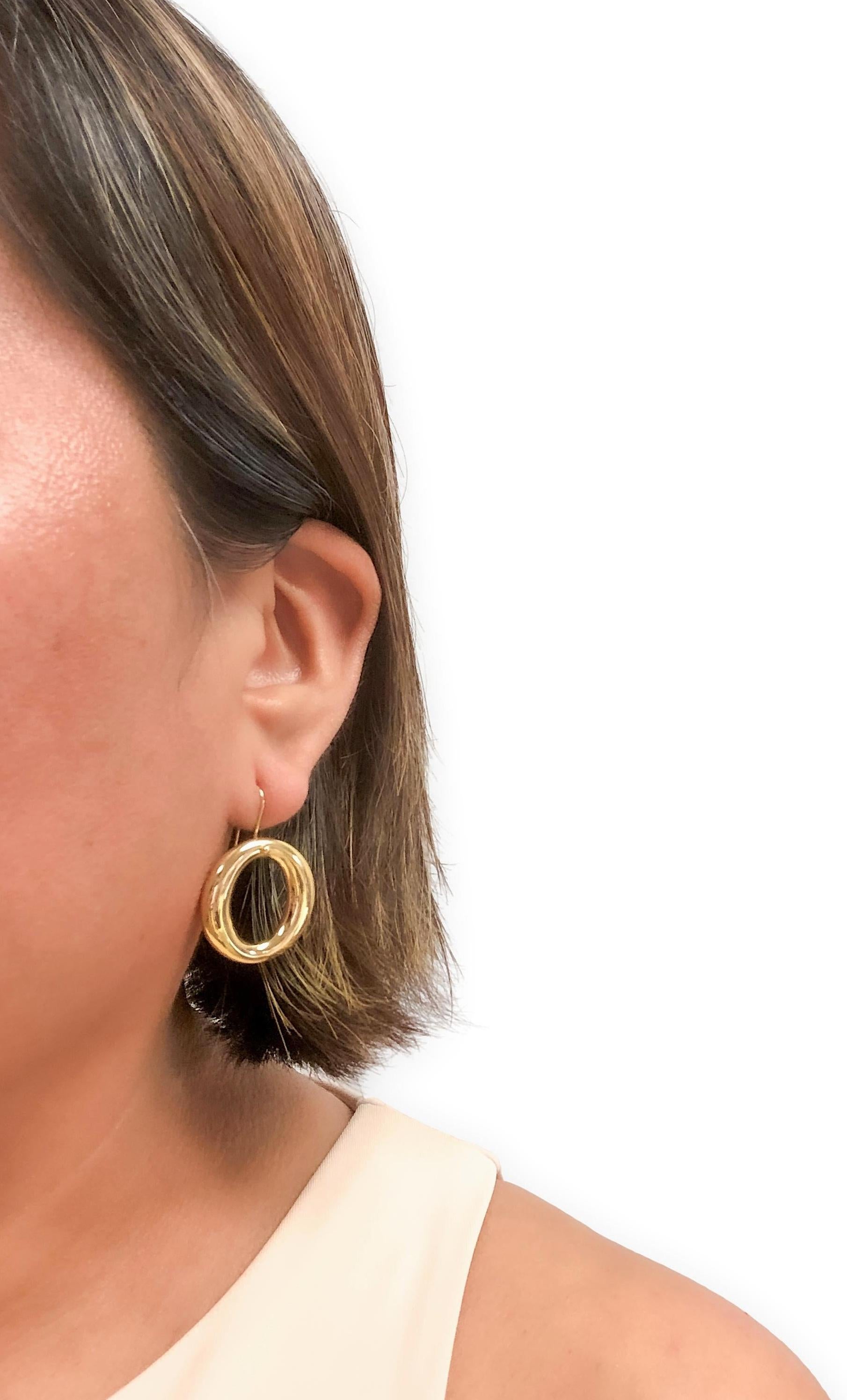Tiffany & Co. d'epoca. Orecchini a gancio Elsa Peretti in oro giallo 18 carati in vendita 2