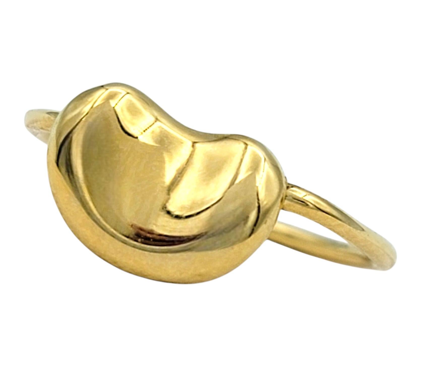 Tamaño del anillo: 5.5

Este anillo vintage de Tiffany & Co. presenta el icónico diseño 