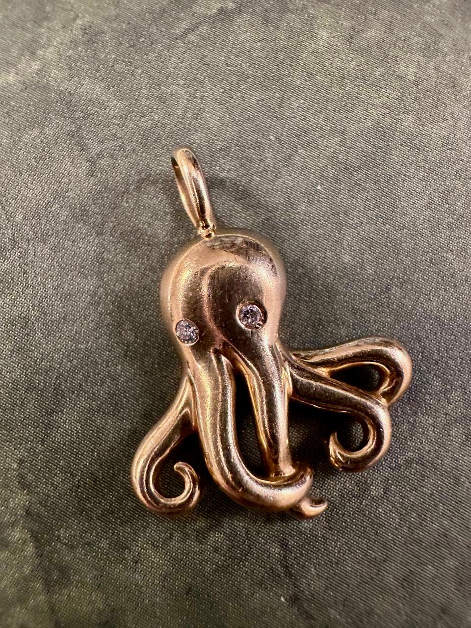 Vintage Tiffany & Co. Colgante Pulpo Elsa Peretti - Oro de 18 quilates con diamantes

Este exquisito colgante Tiffany & Co., diseñado por Elsa Peretti, presenta un asombroso diseño de pulpo, elaborado en oro amarillo de 18 quilates. El colgante está