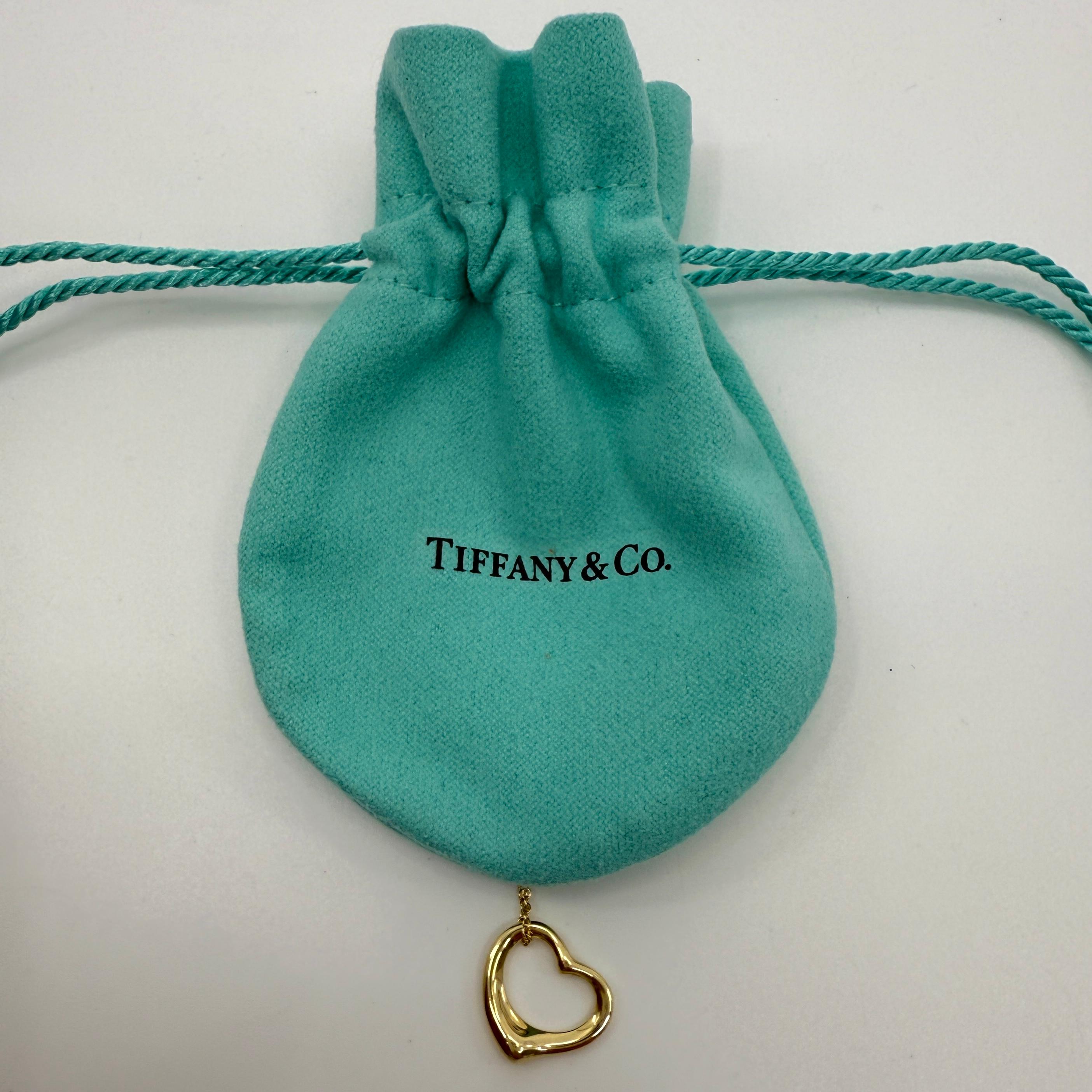 Vintage Tiffany & Co. Elsa Peretti Small Heart 18k Yellow Gold Pendant Necklace.

A beautiful and rare authentic Tiffany & Co small open heart pendant from the stylish and popular Elsa Peretti range.

This heart measures approx. 15.3mm and hangs on