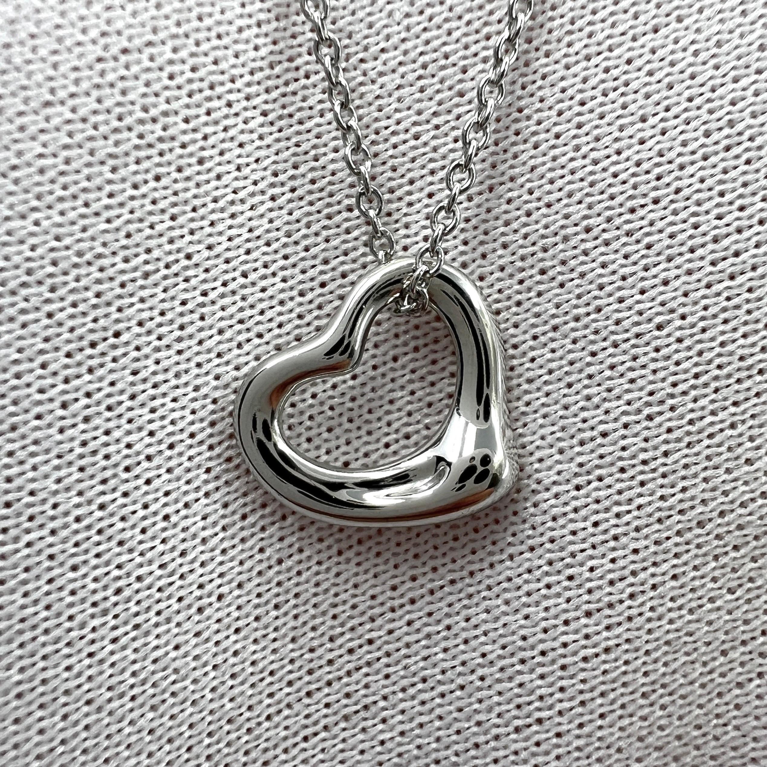 Tiffany & Co. d'epoca. Collana con ciondolo in platino 950 Elsa Peretti Open Heart Small.

Un bellissimo e raro ciondolo a cuore aperto Tiffany autentico, appartenente all'elegante e popolare linea Elsa Peretti.

Il ciondolo e la catena sono in