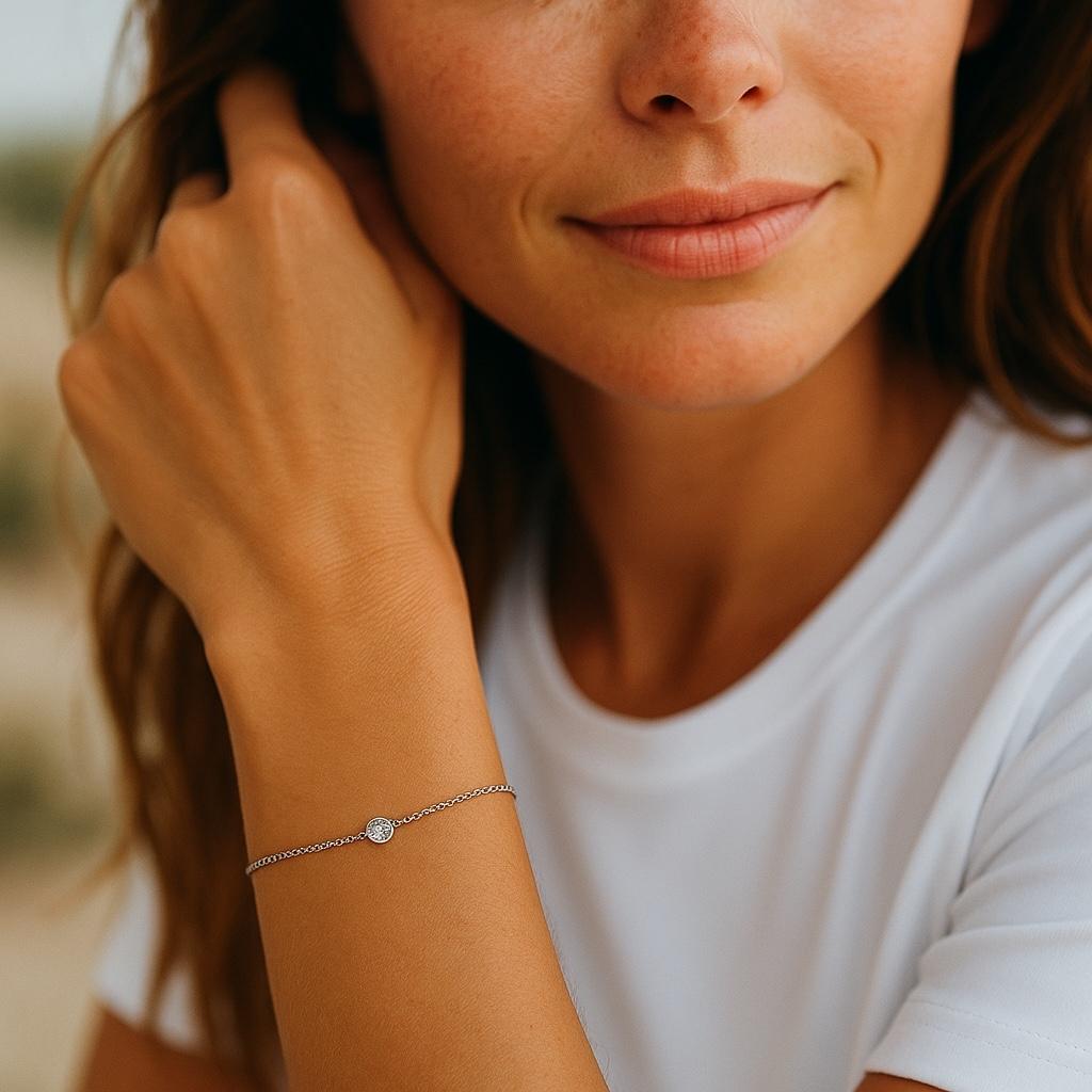 Una refinada fusión de minimalismo atemporal y diseño de renombre
Adopta la discreta elegancia de la firma artística de Elsa Peretti con este diseño de Tiffany & Co. Pulsera 
