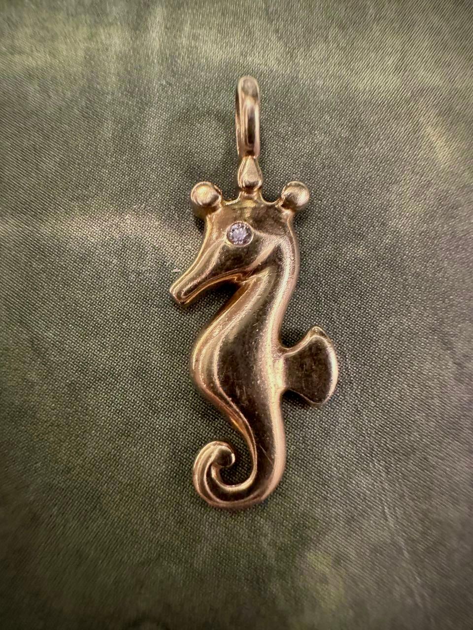 Tiffany & Co. Ciondolo a forma di cavalluccio marino vintage di Elsa Peretti - Collezione anni '70

Questo splendido ciondolo di Tiffany & Co. disegnato da Elsa Peretti è un bellissimo pezzo vintage degli anni '70, non più in produzione. Realizzato