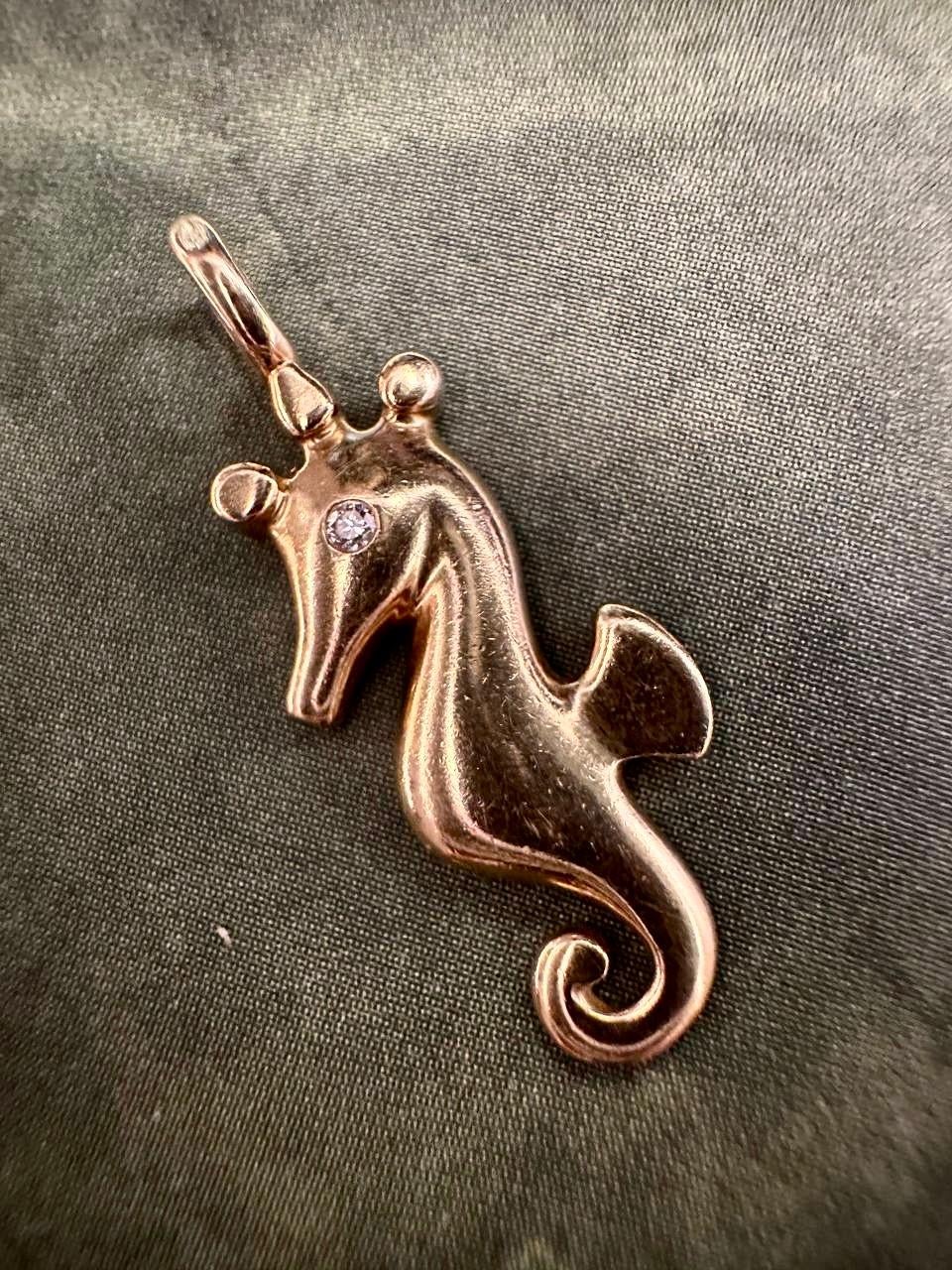 Tiffany & Co. d'epoca. Ciondolo a forma di cavalluccio marino di Elsa Peretti in oro 18 carati, anni '70, firmato In condizioni buone in vendita a Mārupe, LV