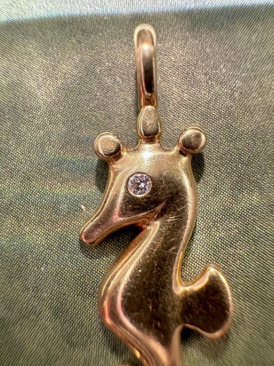 da uomo o donna Tiffany & Co. d'epoca. Ciondolo a forma di cavalluccio marino di Elsa Peretti in oro 18 carati, anni '70, firmato in vendita