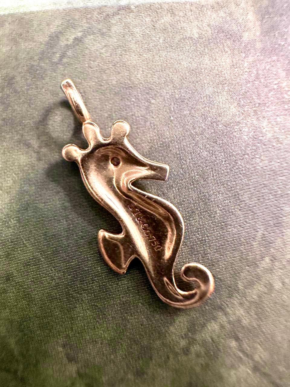 Tiffany & Co. d'epoca. Ciondolo a forma di cavalluccio marino di Elsa Peretti in oro 18 carati, anni '70, firmato in vendita 2