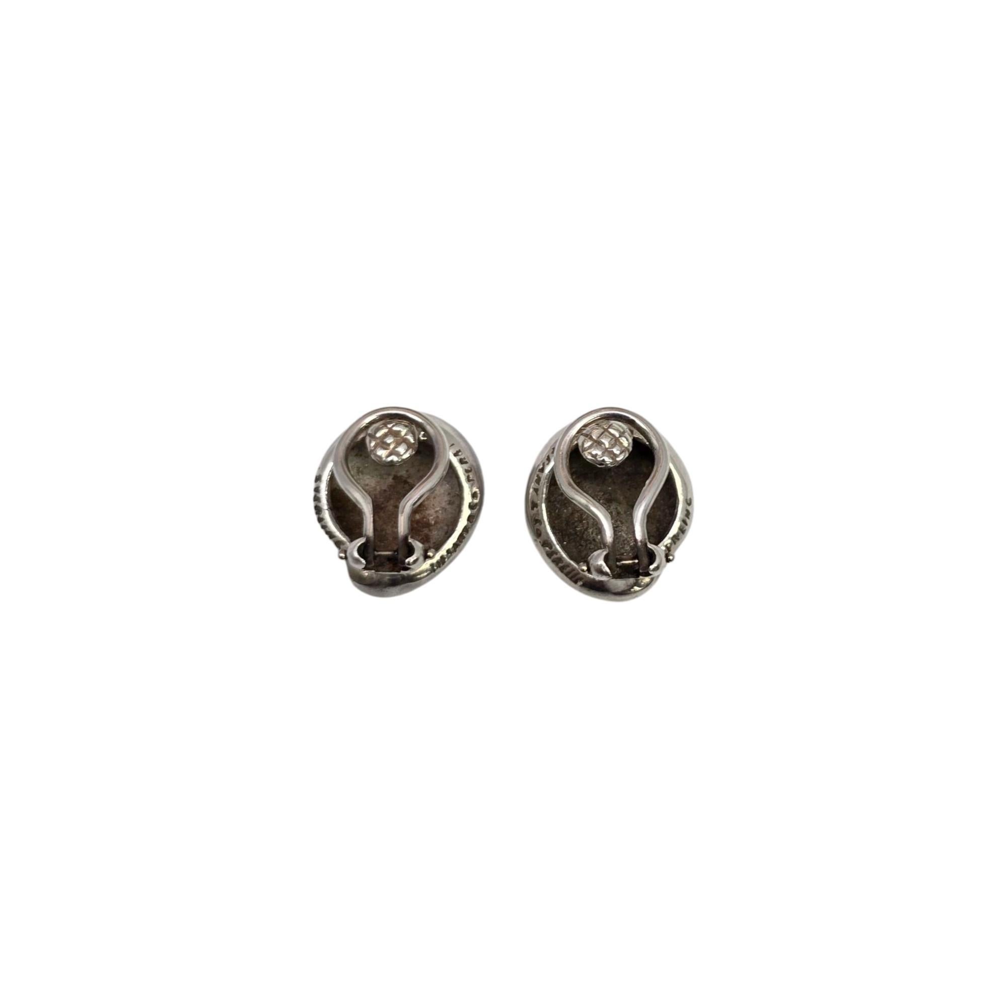 Vintage sterling silver bean clip-on earrings by Elsa Peretti for Tiffany & Co.

A pair of vintage authentic Tiffany clip-on earrings in Elsa Peretti's iconic bean design, circa 1980s. Tiffany & Co box and pouch are not included.

Measures approx