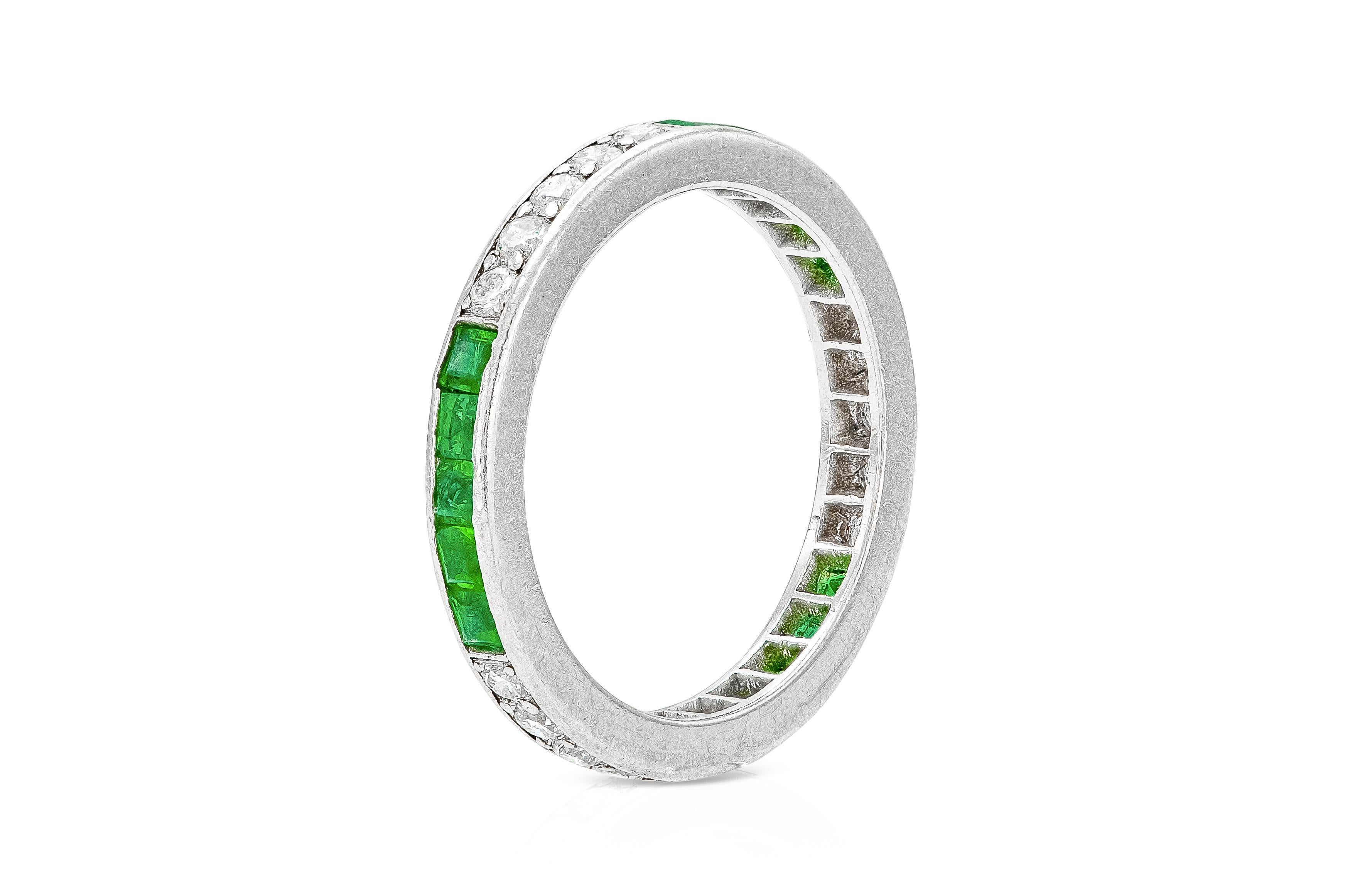 Fein in Platin gefertigt, mit 5 Smaragden im Quadratschliff und 5 runden Diamanten im Brillantschliff im Wechsel.
Signiert von Tiffany & Co.
Größe 6 1/2
