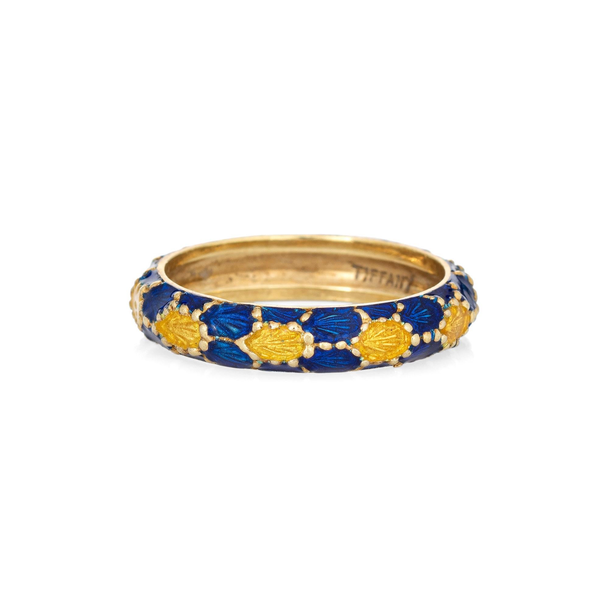 Anello vintage Tiffany & Co. con smalto blu e giallo, realizzato in oro giallo 18 carati (circa anni '80).  

I vivaci pannelli smaltati blu e gialli sono continui intorno alla fascia per un look senza soluzione di continuità. Lo smalto è in buone