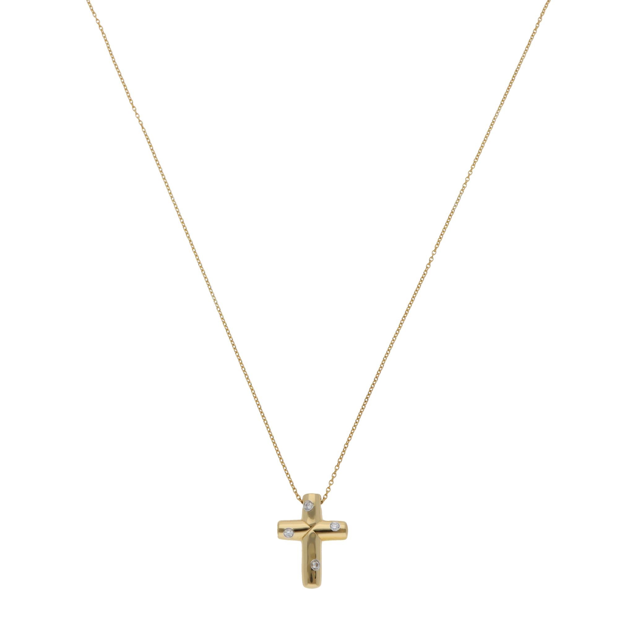 Une belle pièce vintage de Tiffany & Co. Collier pendentif diamant croix Etoile en or jaune et blanc 18k.

Issu de la collection Etoile, qui n'est plus proposée, ce pendentif représente une croix en or jaune poli, sertie de 4 diamants ronds de
