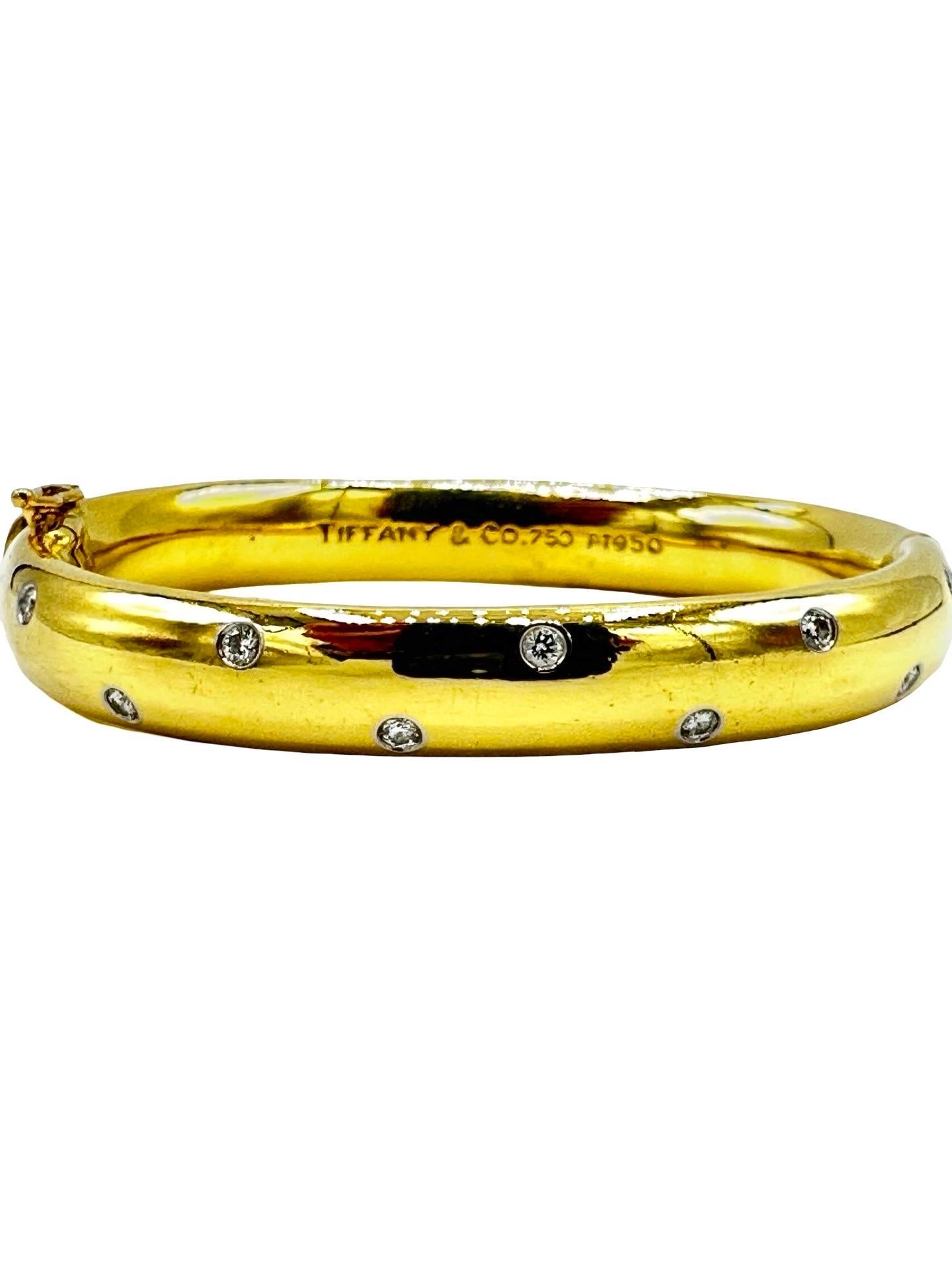 Dalla celebre collezione Etoile di Tiffany & Co., questo braccialetto senza tempo è realizzato in oro giallo 18 carati e impreziosito da diamanti rotondi taglio brillante incastonati, ciascuno elegantemente incorniciato in un castone di platino. I
