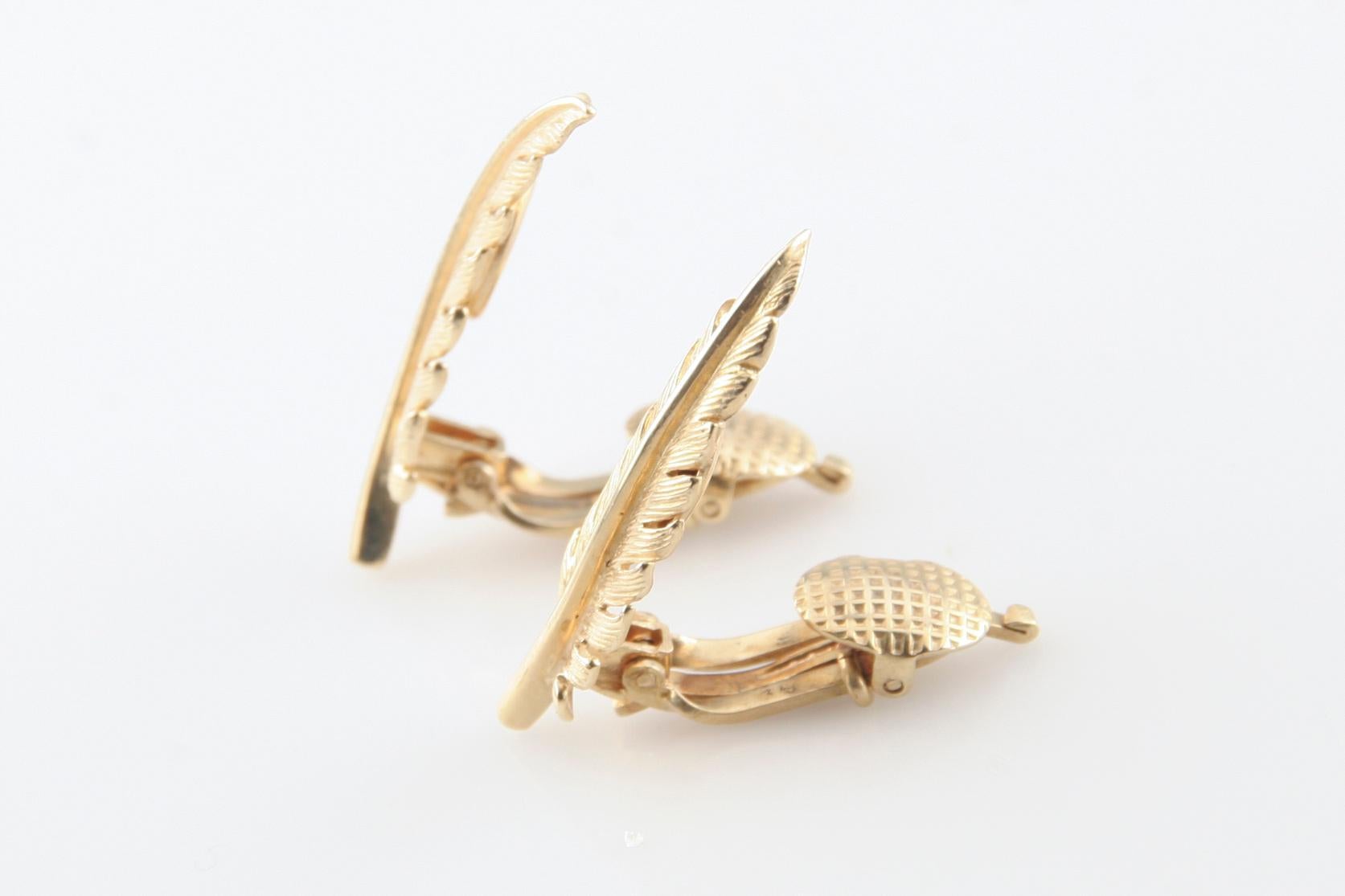 Tiffany & Co. 14kt Gold Fern Leaf Earrings
Simple, yet elegant, design that mimics the fern leaf found in nature
Beautiful craftsmanship and attention to detail that we all expect from Tiffany & Co.
Both earrings have the number 