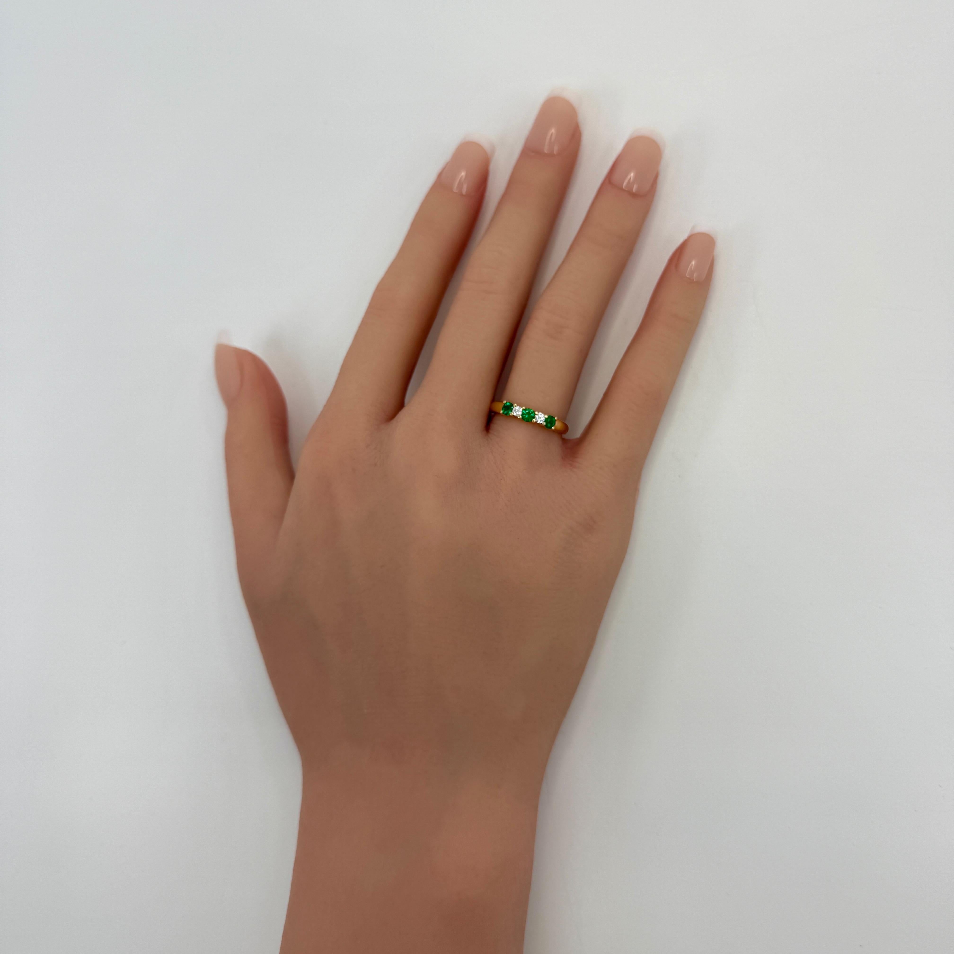 Vintage Tiffany & Co Fine Emerald And Diamond 18k Yellow Gold Five Stone Ring In Excellent Condition For Sale In Birmingham, GB