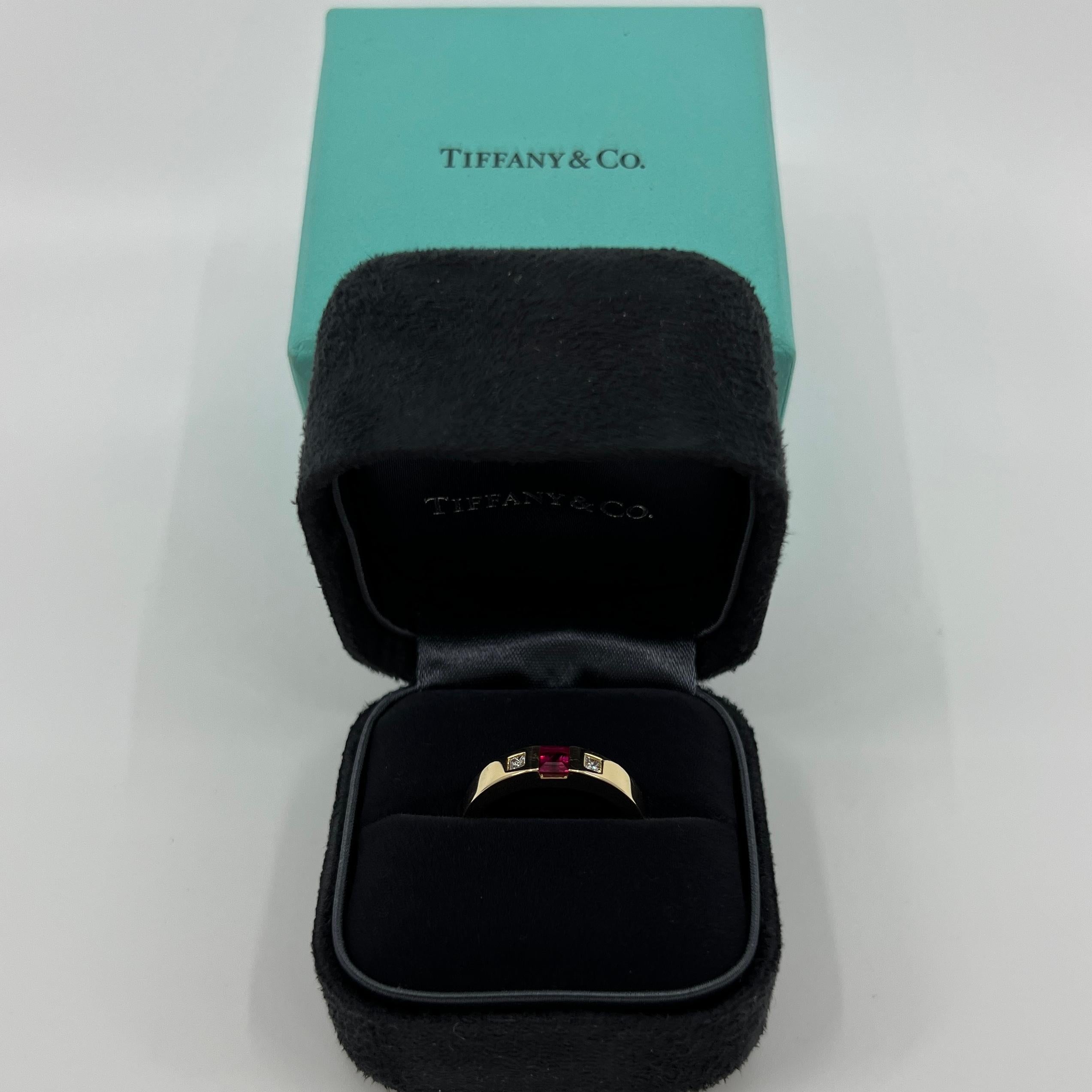 Tiffany & Co Fine Pink Red Ruby & Diamond 18k Gelbgold Drei Stein Band Ring.

Atemberaubender Ring aus Gelbgold, besetzt mit einem feinen tiefrosa Rubin und 2 Diamanten im Prinzessinnenschliff.

Edle Juweliere wie Tiffany verwenden nur die feinsten