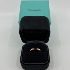 Anillo de oro amarillo de 18 quilates con tres piedras Vintage Tiffany & Co Fine Pink Red Ruby Diamond