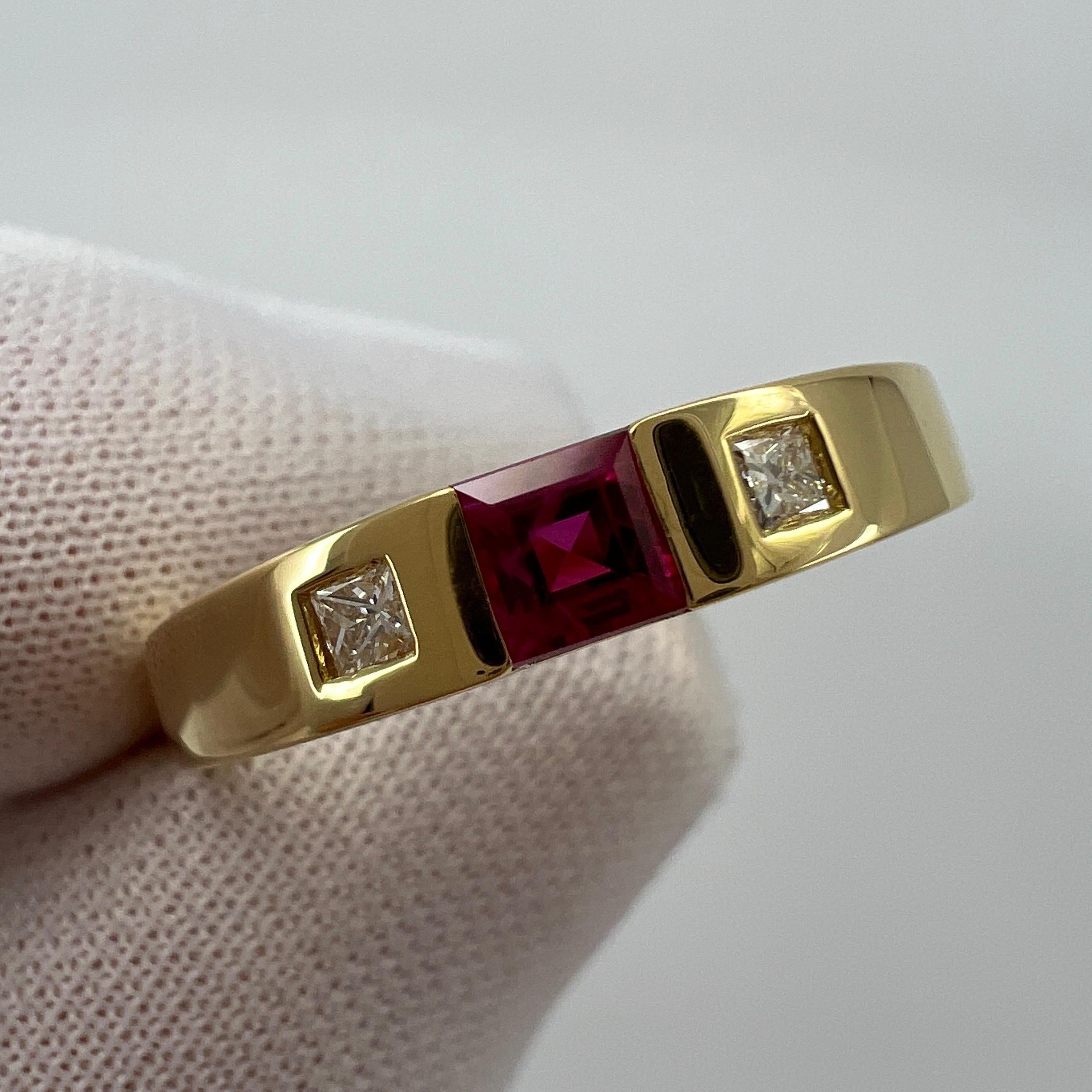 Vintage Tiffany & Co Fine Pink Red Ruby Diamond 18k Yellow Gold Three Stone Ring In Excellent Condition In Birmingham, GB
