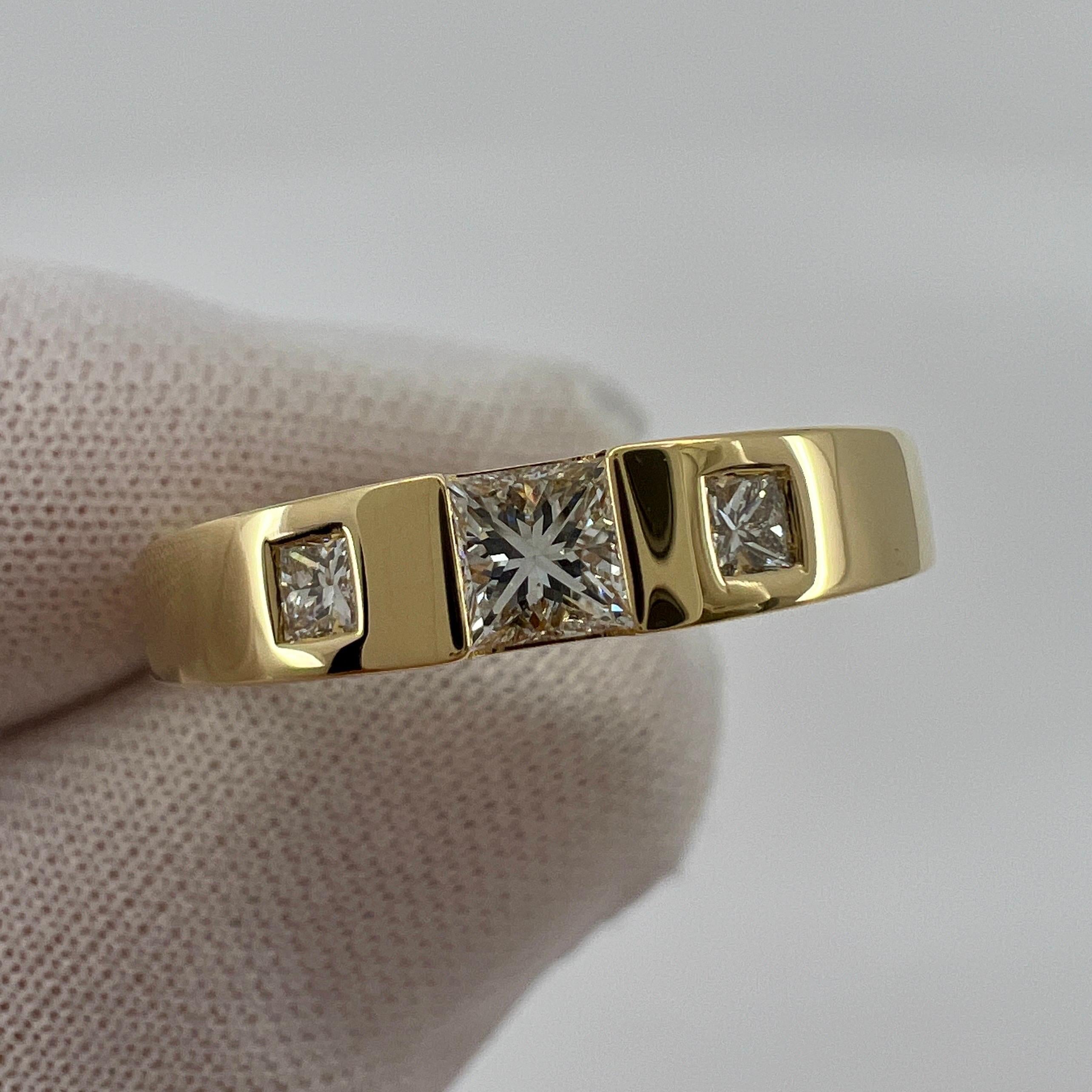 Vintage Tiffany & Co Princess Cut Diamond 18k Gelbgold Drei Stein Band Ring.

Atemberaubender Ring aus Gelbgold, besetzt mit drei natürlichen Diamanten im Prinzessinnenschliff.

Edle Juweliere wie Tiffany verwenden für ihre Schmuckstücke nur die