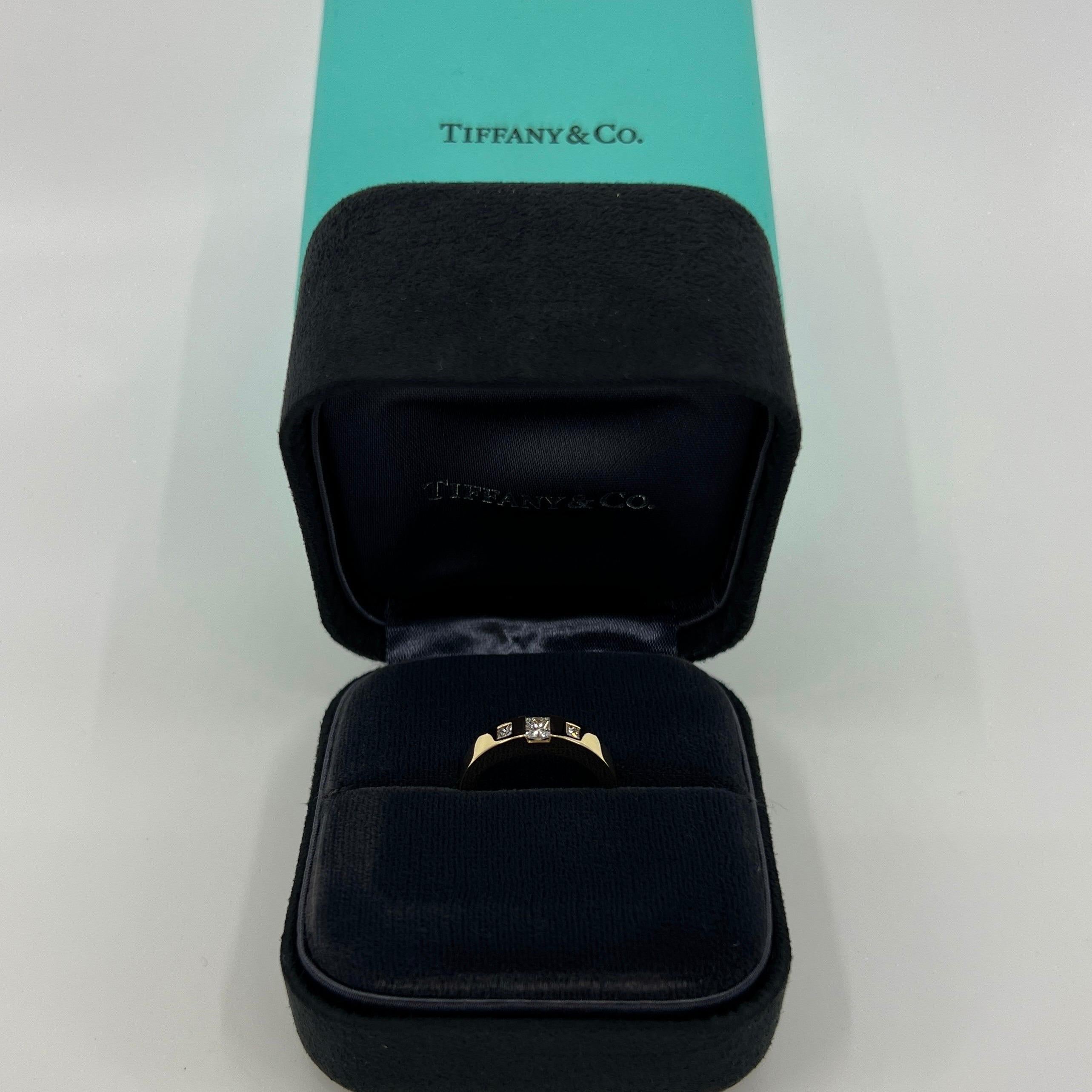 Vintage Tiffany & Co Fine Princess Cut Diamond 18k Yellow Gold Three Stone Ring In Excellent Condition In Birmingham, GB