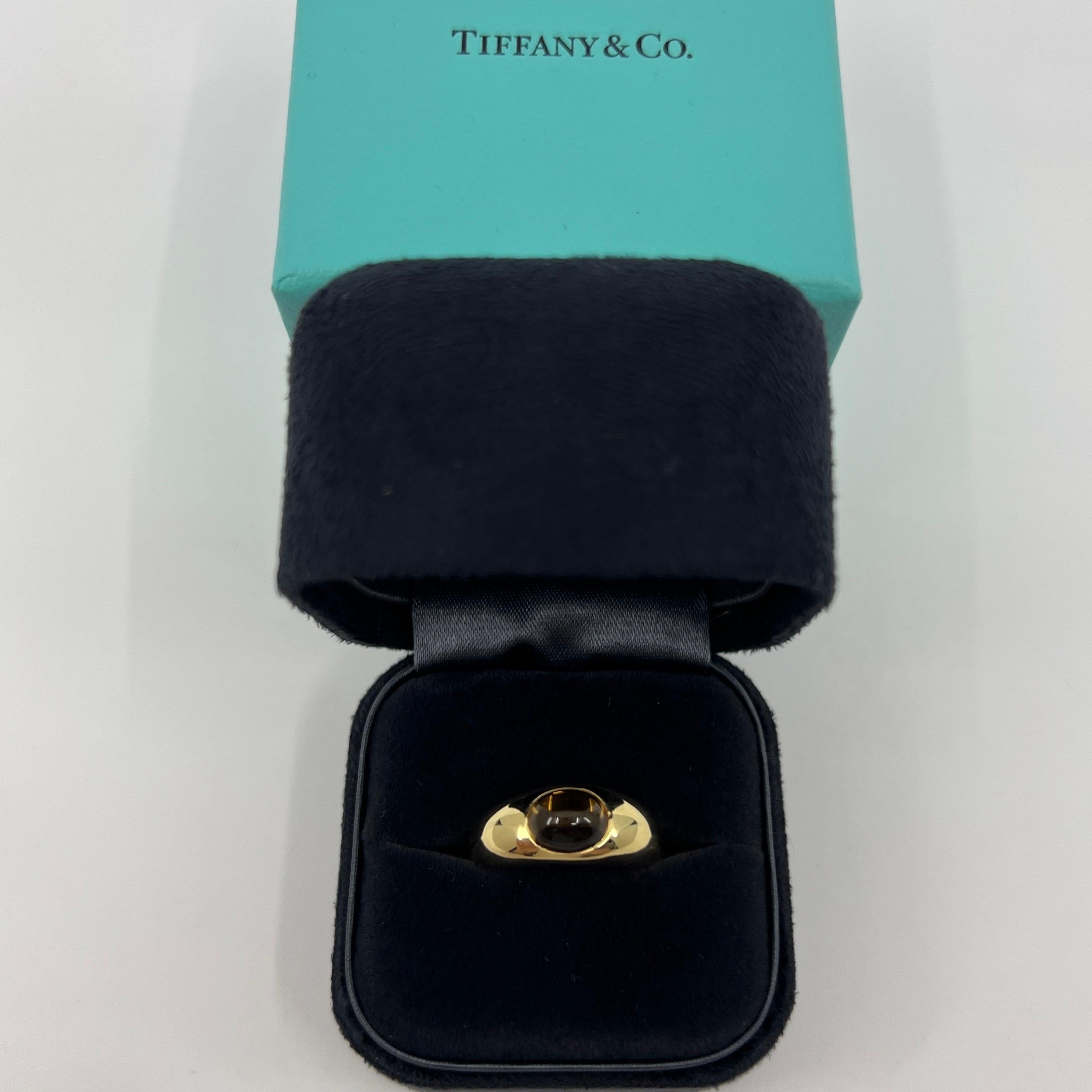 Vintage Tiffany & Co Fine Yellow Orange Citrin 18k Gelbgold Dome Lünette Ring.

Atemberaubender Ring aus Gelbgold, besetzt mit einem feinen gewölbten orange-gelben Citrin. Maße: ca. 9x7mm.

Edle Juweliere wie Tiffany verwenden für ihre Schmuckstücke