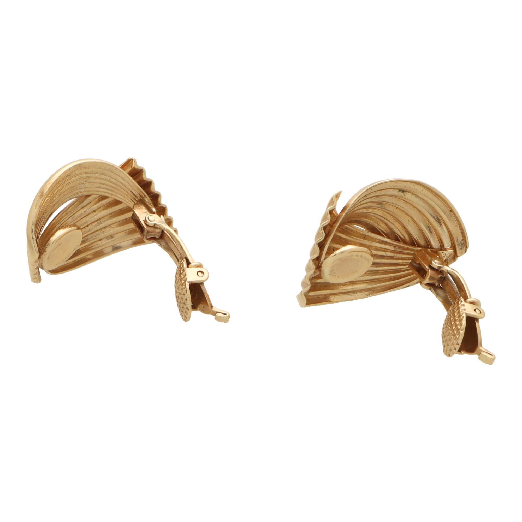 Ein stilvolles, retro-inspiriertes Paar geriffelte Fächerohrringe von Tiffany & Co. aus 14 Karat Roségold.

Jeder Ohrring besteht aus zwei geriffelten Fächermotiven, die so zusammengesetzt sind, dass sie am Ohr wie ein klobiges Gebilde wirken. Die