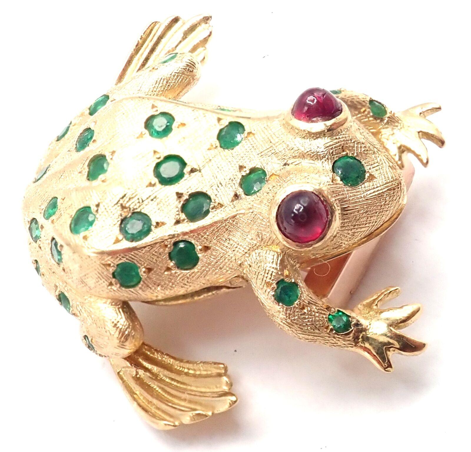 Broche grenouille en or jaune 20k rubis émeraude par Tiffany & Co. 
La collection Tiffany & Co. France 20k Yellow Gold Ruby Emerald Frog Brooch est une pièce enchanteresse. 
Ce design fantaisiste met en valeur le savoir-faire exceptionnel et le