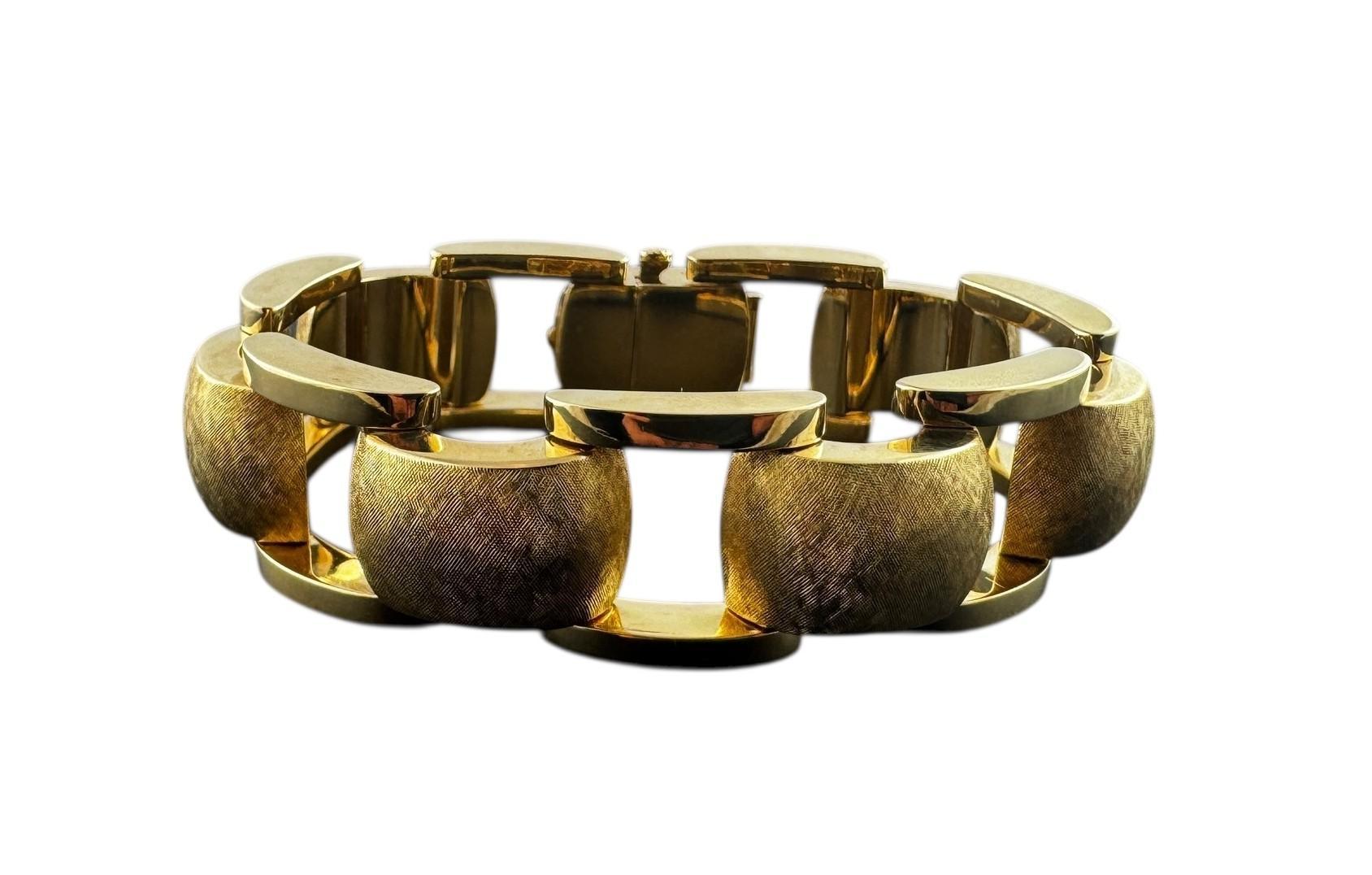 Vintage Tiffany & Co. Allemagne Bracelet à gros maillons en or jaune 14K

Cet élégant bracelet Tiffany & Co Chunky link est serti en or jaune 14K. Des maillons à boucle brillante alternent avec des maillons brossés.

Fermeture à fermoir
