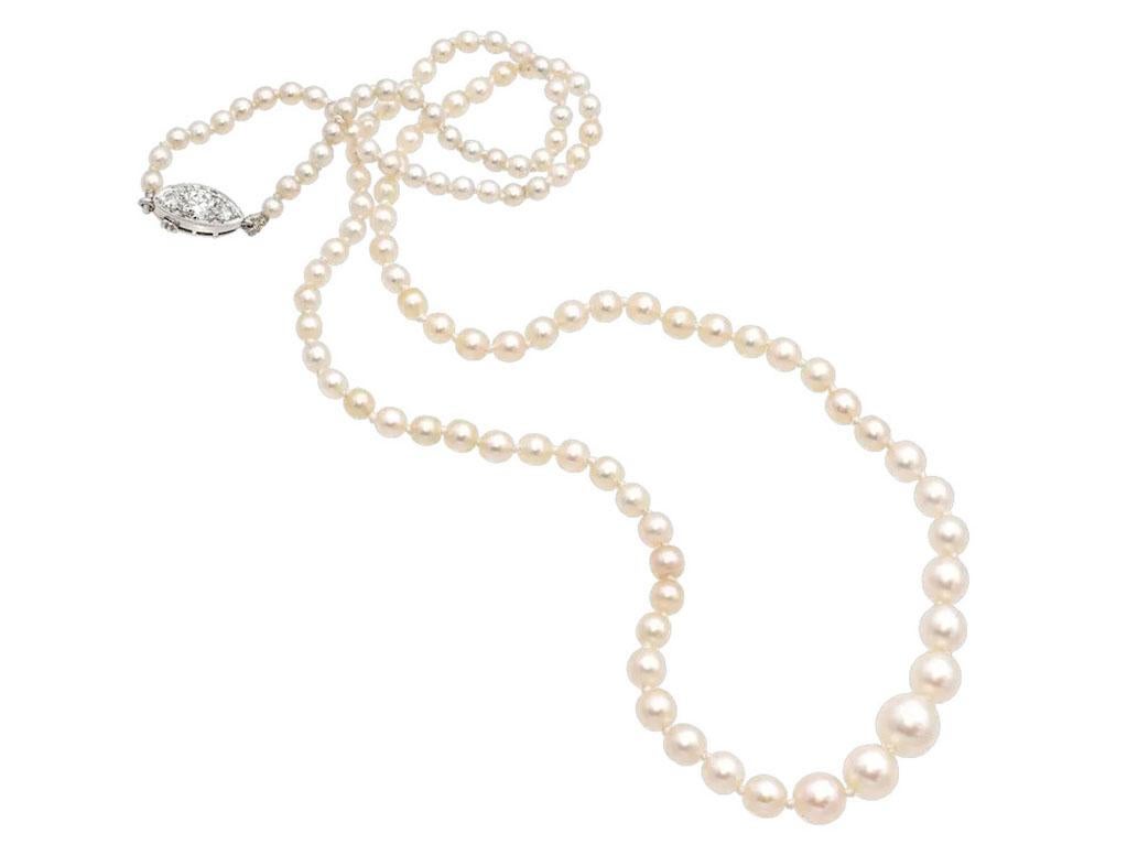 Tiffany & Co. d'epoca. Collana di perle naturali certificate GIA con chiusura di diamanti in platino, filo di perle rosa/bianco da 16 pollici 


La splendida e rara collana Tiffany GIA da 16 pollici è caratterizzata da 183 perle naturali d'acqua