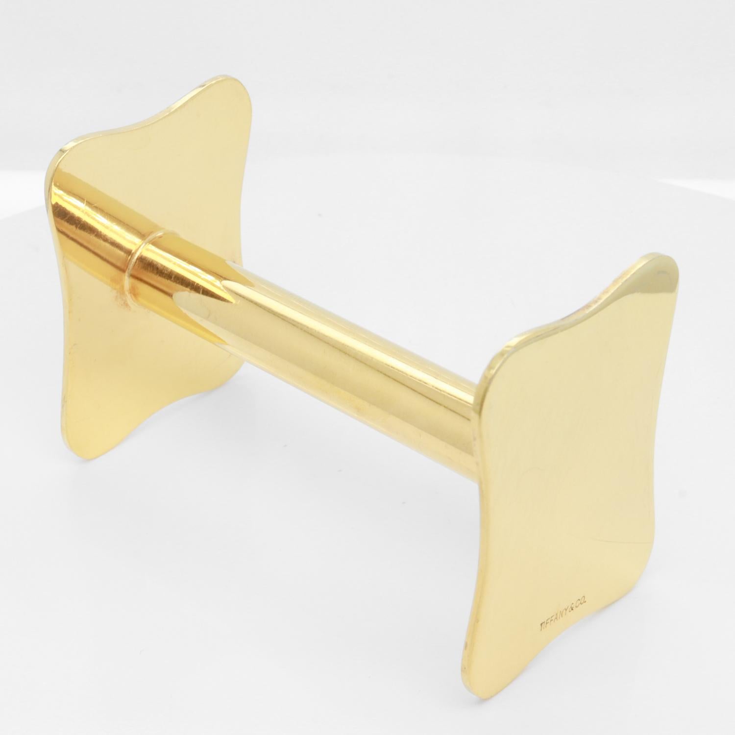A fine vintage knife rest.

By Tiffany & Co.

In gilt sterling silver.

Manufactured by Blackinton Silver Co.

Fully hallmarked.

Simply a wonderful Tiffany knife rest!

Date:
Early 20th Century

Overall Condition:
It is in overall good,