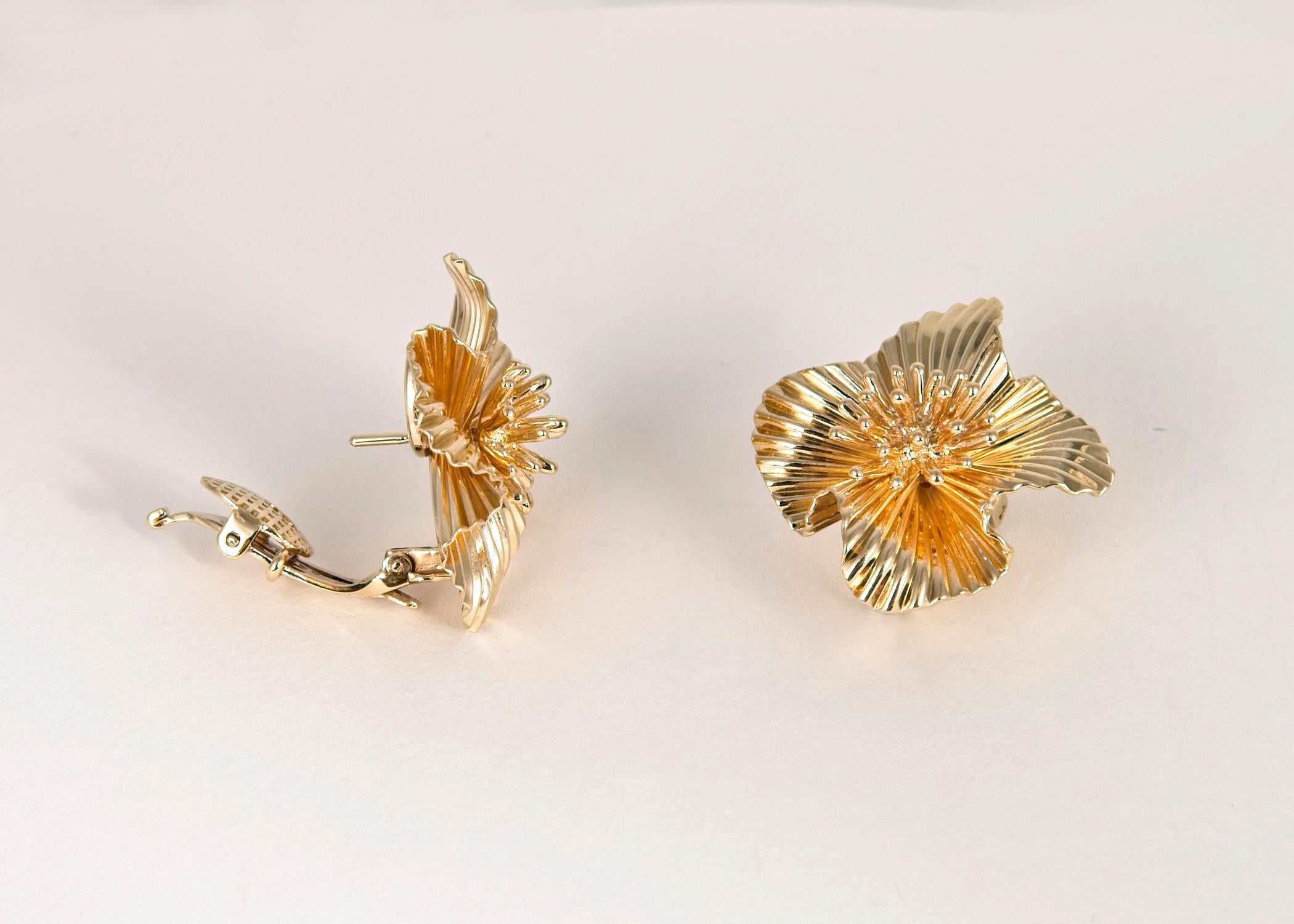 Vintage Tiffany & Co. Gold Floral Motif Earrings In Excellent Condition In Atlanta, GA