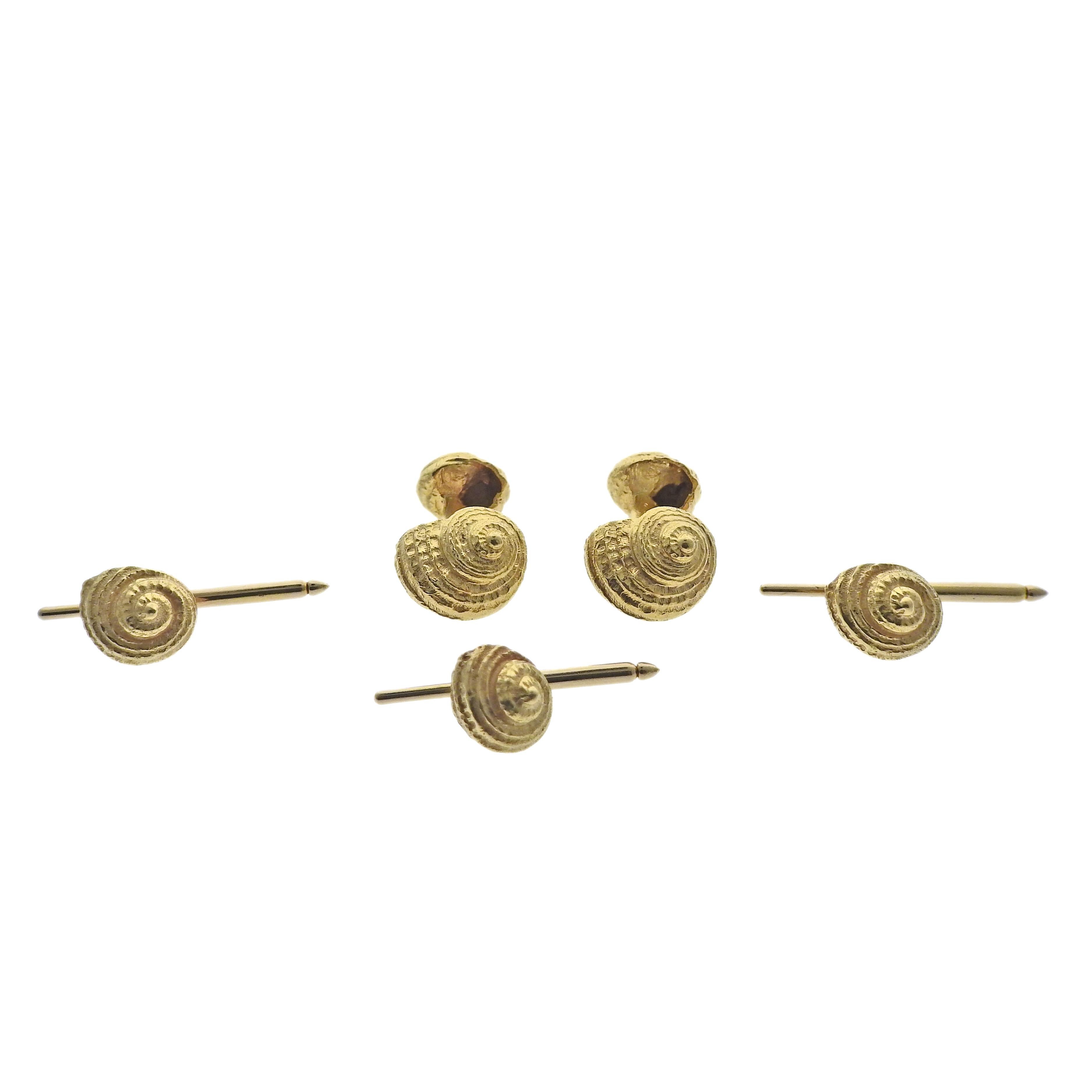 Vintage Tiffany & Co 18K yellow gold seashell cufflinks stud set. Cufflinks top measures 15.8mm x 13.2mm, back shells 12.6mm x 11.0mm; Stud is 12.0mm x 10.0mm. Marked: Tiffany & Co, 18K, French hallmarks.