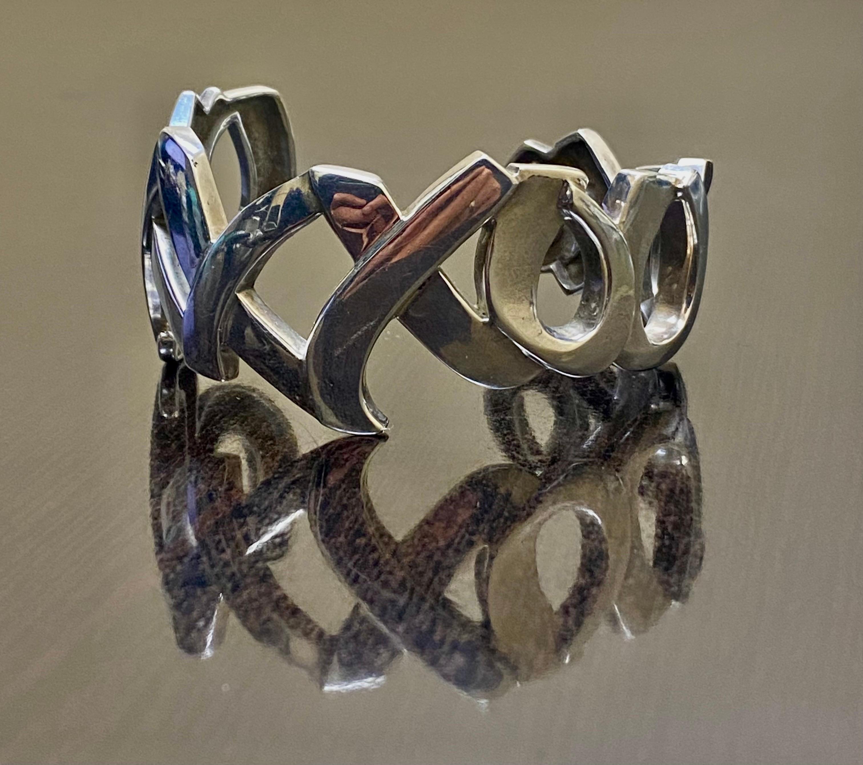 Collection/One Design/One Designer 

Métal - Argent 925

Vintage Authentic Tiffany & Co Bracelet de la Collection Paloma Picasso Créé en Argent Sterling.  Ce bracelet mesure environ un pouce de large.  Le bracelet est en excellent état et présente