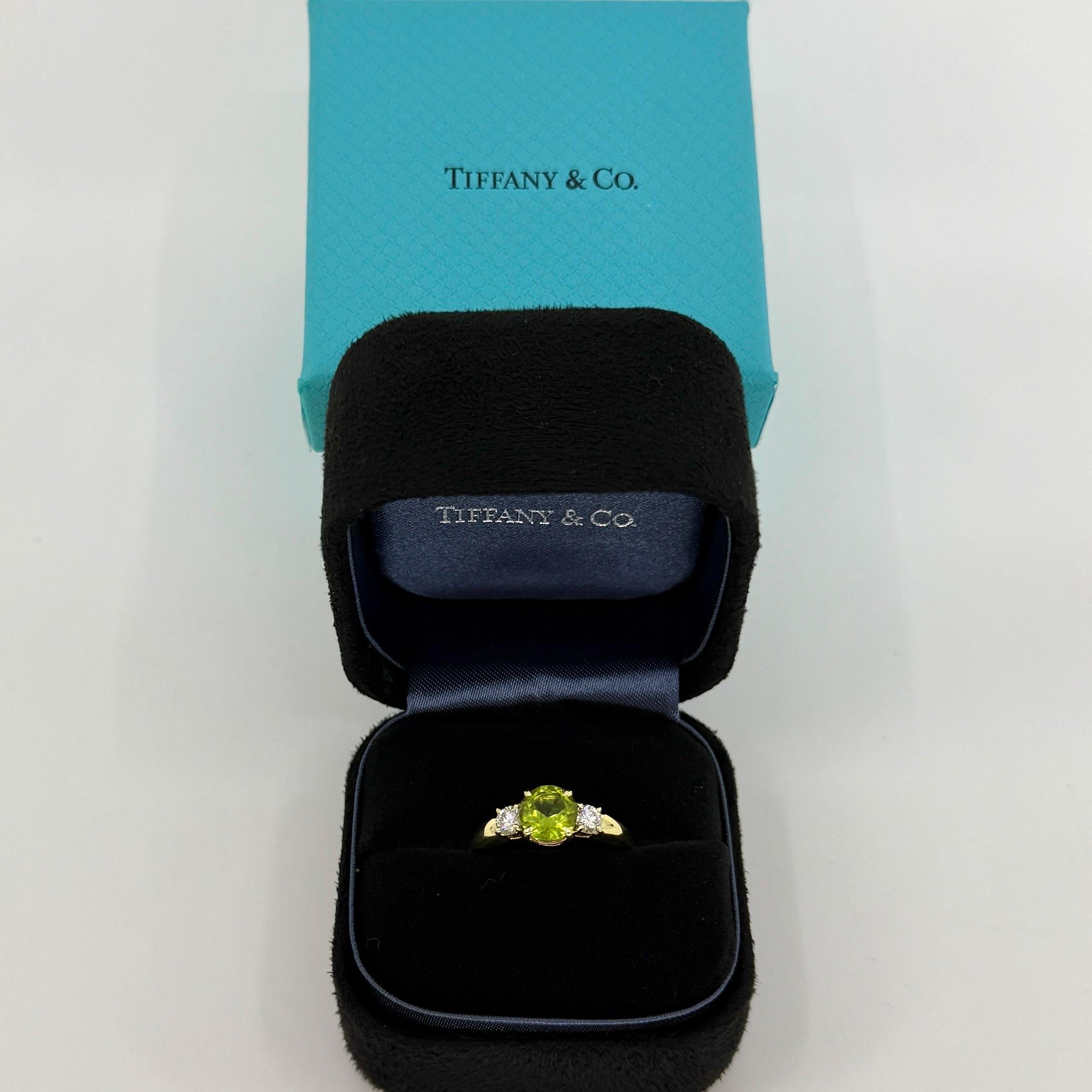 18 Karat Gelbgold Vintage Tiffany & Co Dreisteinring mit grünem Peridot und Diamant im Angebot 5