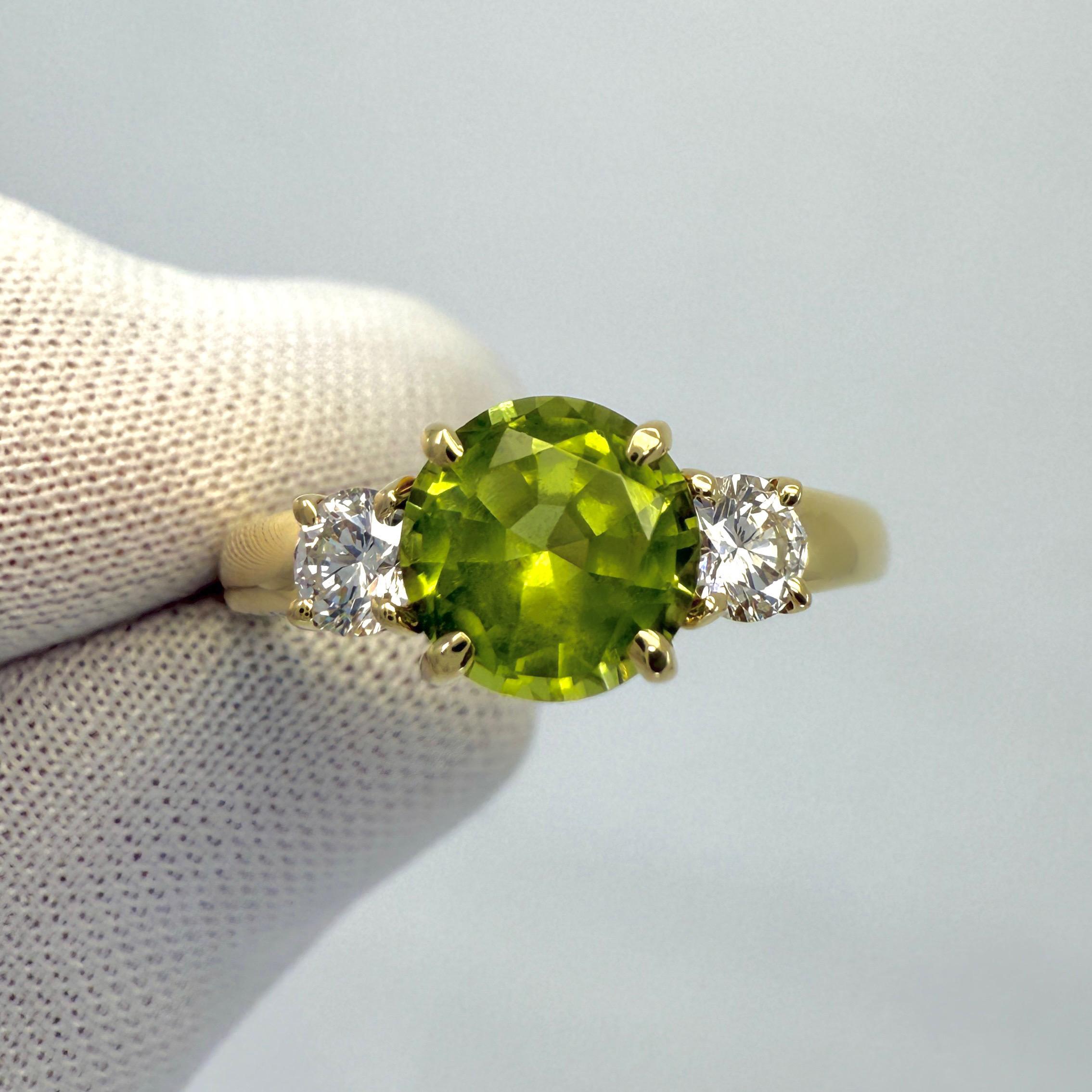 18 Karat Gelbgold Vintage Tiffany & Co Dreisteinring mit grünem Peridot und Diamant (Rundschliff) im Angebot