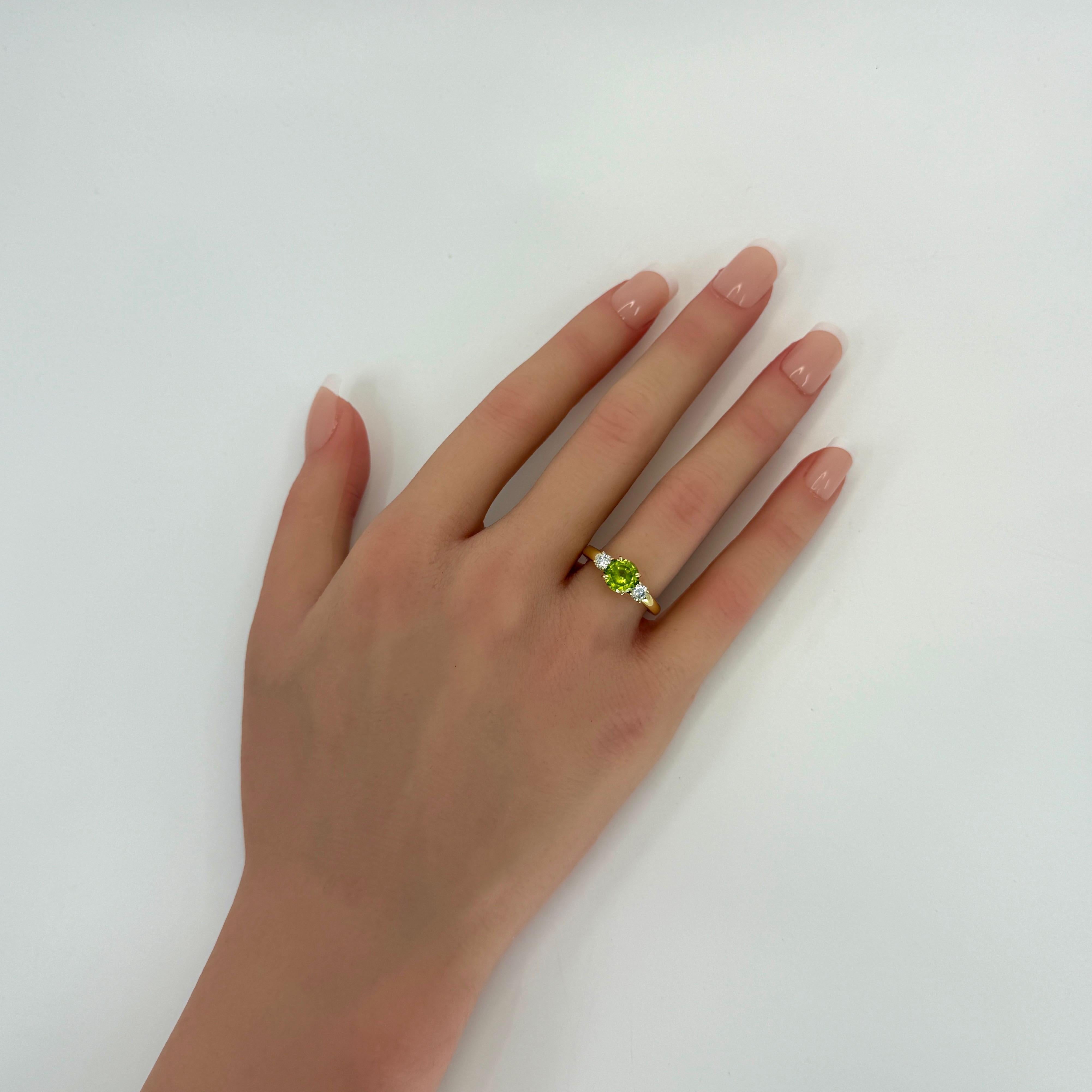 18 Karat Gelbgold Vintage Tiffany & Co Dreisteinring mit grünem Peridot und Diamant im Zustand „Hervorragend“ im Angebot in Birmingham, GB