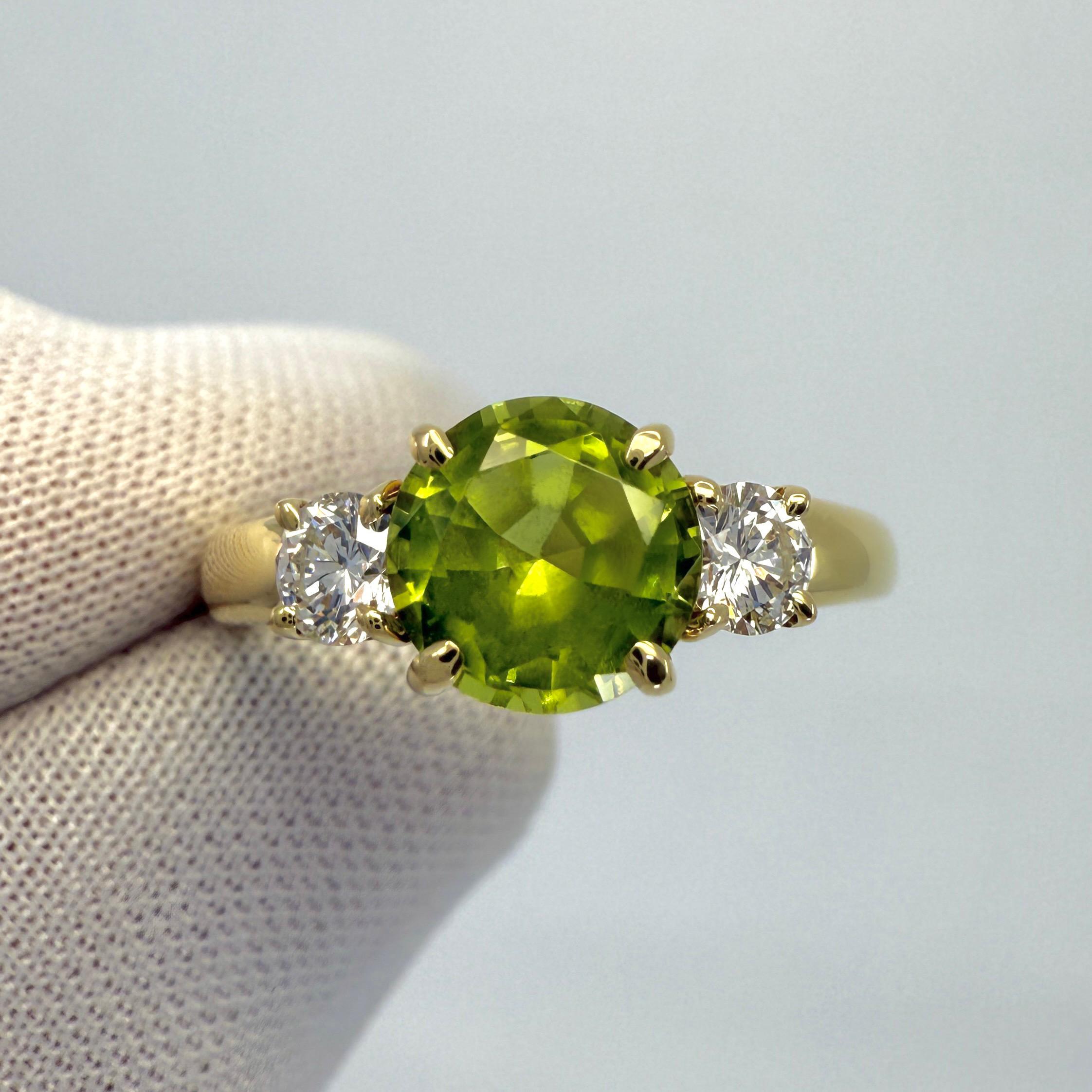 18 Karat Gelbgold Vintage Tiffany & Co Dreisteinring mit grünem Peridot und Diamant für Damen oder Herren im Angebot