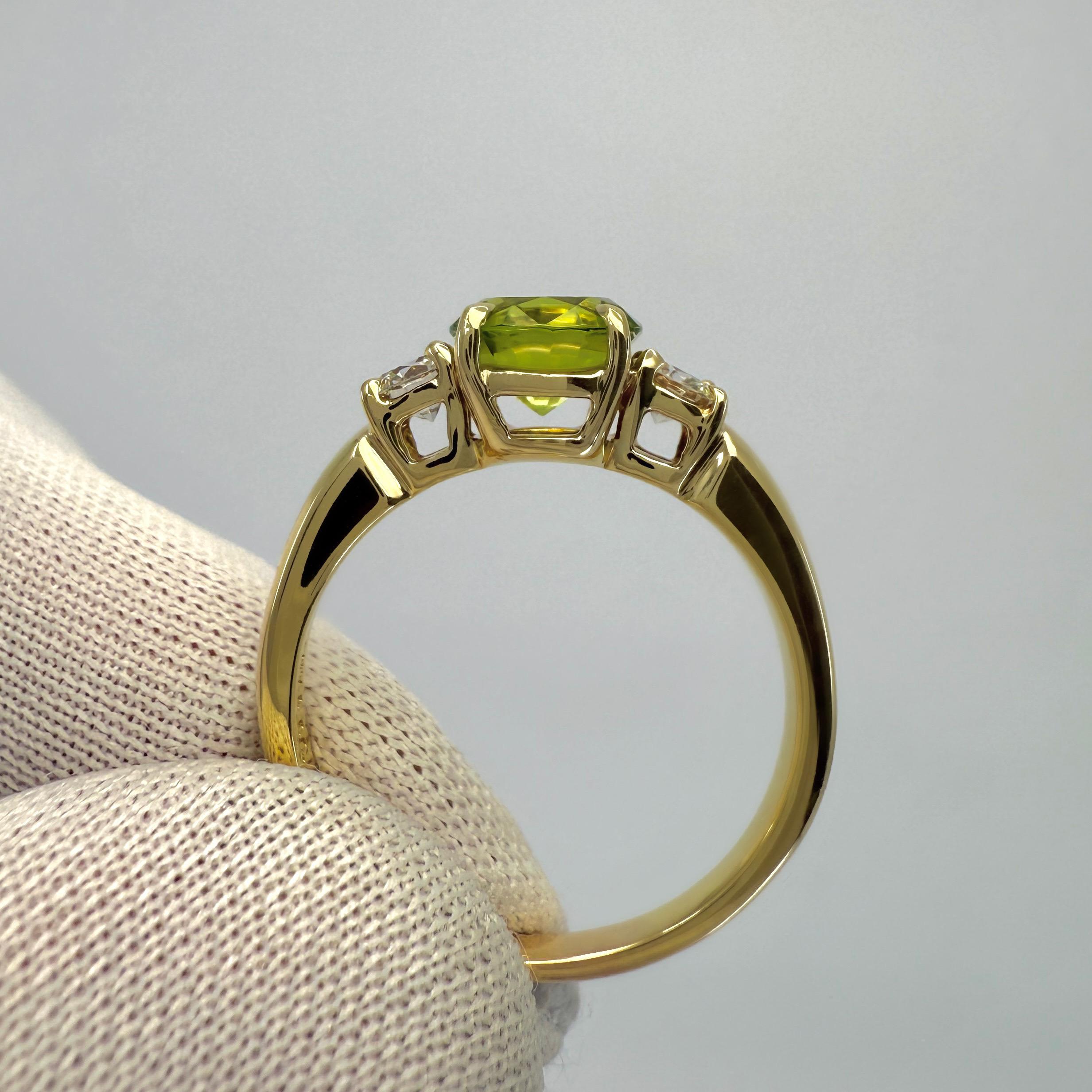 18 Karat Gelbgold Vintage Tiffany & Co Dreisteinring mit grünem Peridot und Diamant im Angebot 1